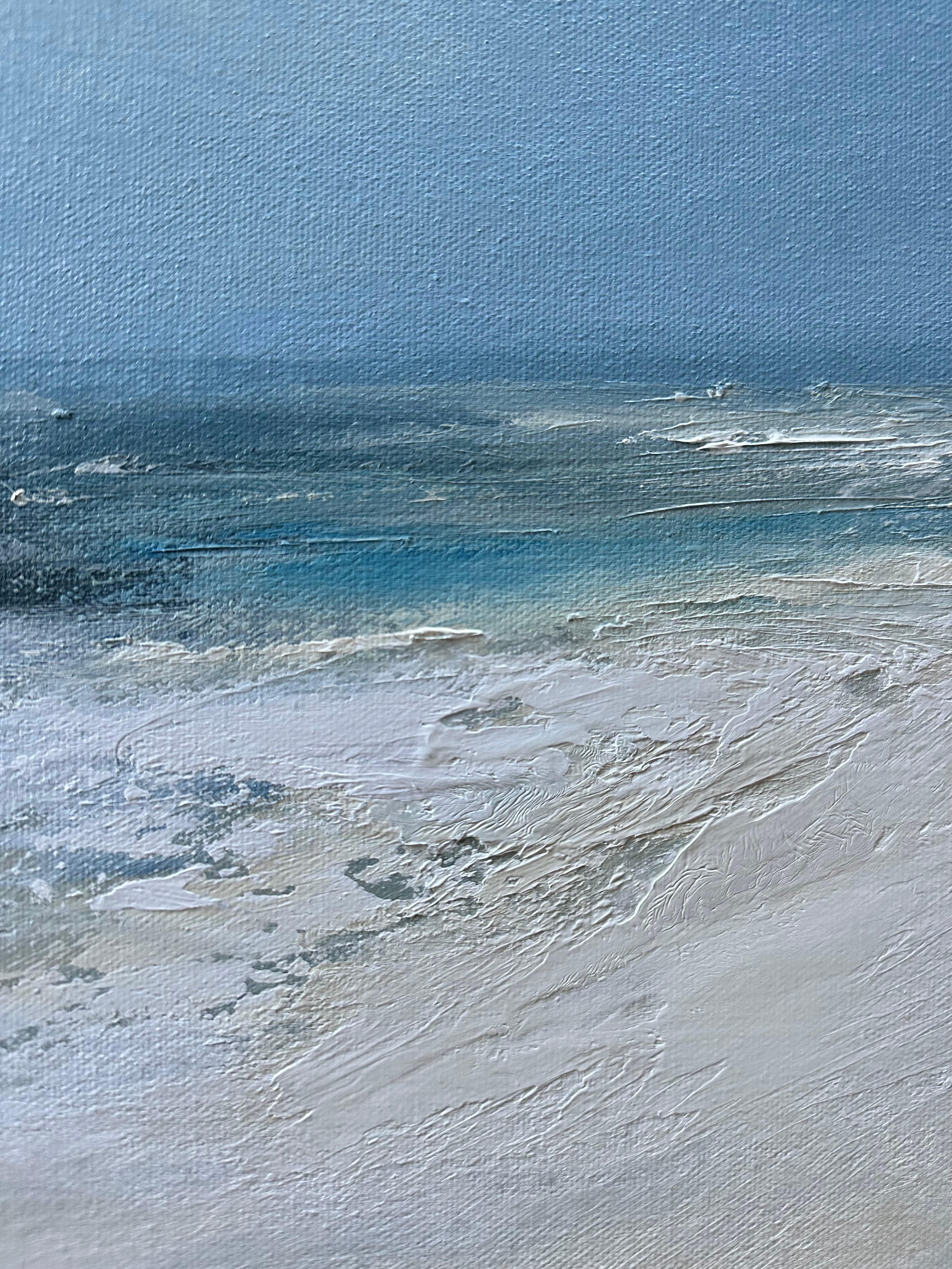 <p>Commenti dell'artista<br>Le onde si infrangono dolcemente su una spiaggia sabbiosa, mescolando le tonalità del bianco e del grigio. Il cielo passa da una tonalità più tempestosa a un blu chiaro e tenue. L'orizzonte si estende in lontananza,