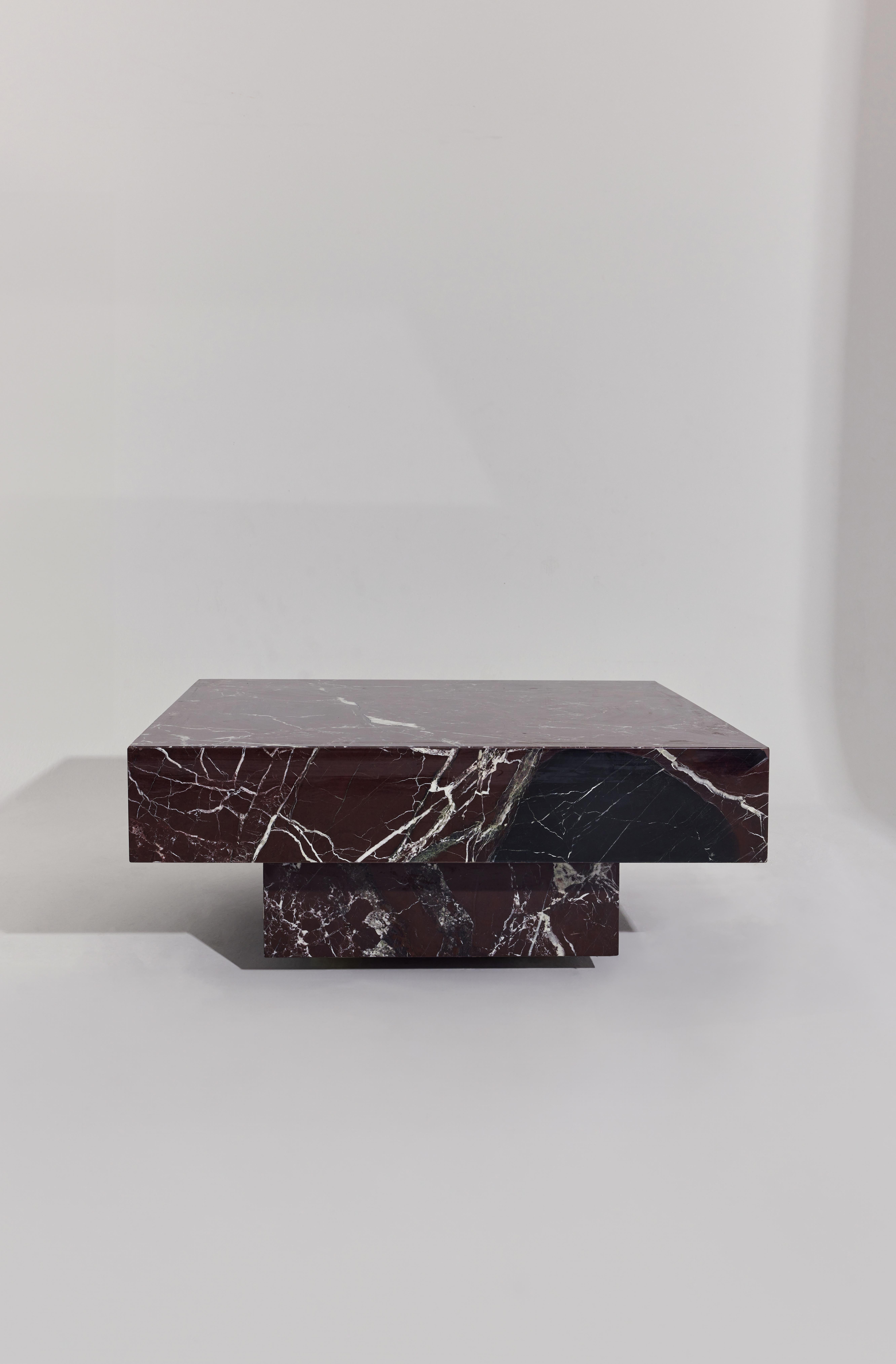 Mesa baja Cara Rosso Levanto by RAFFINATO
Dimensiones: P 100 x An 100 x Al 55 cm.
Materiales: Mármol Rosso Levanto. 

Esta mesa está disponible en diferentes opciones de piedra: Travertino blanco, Rosso Levanto, Calacatta Viola y Ónice