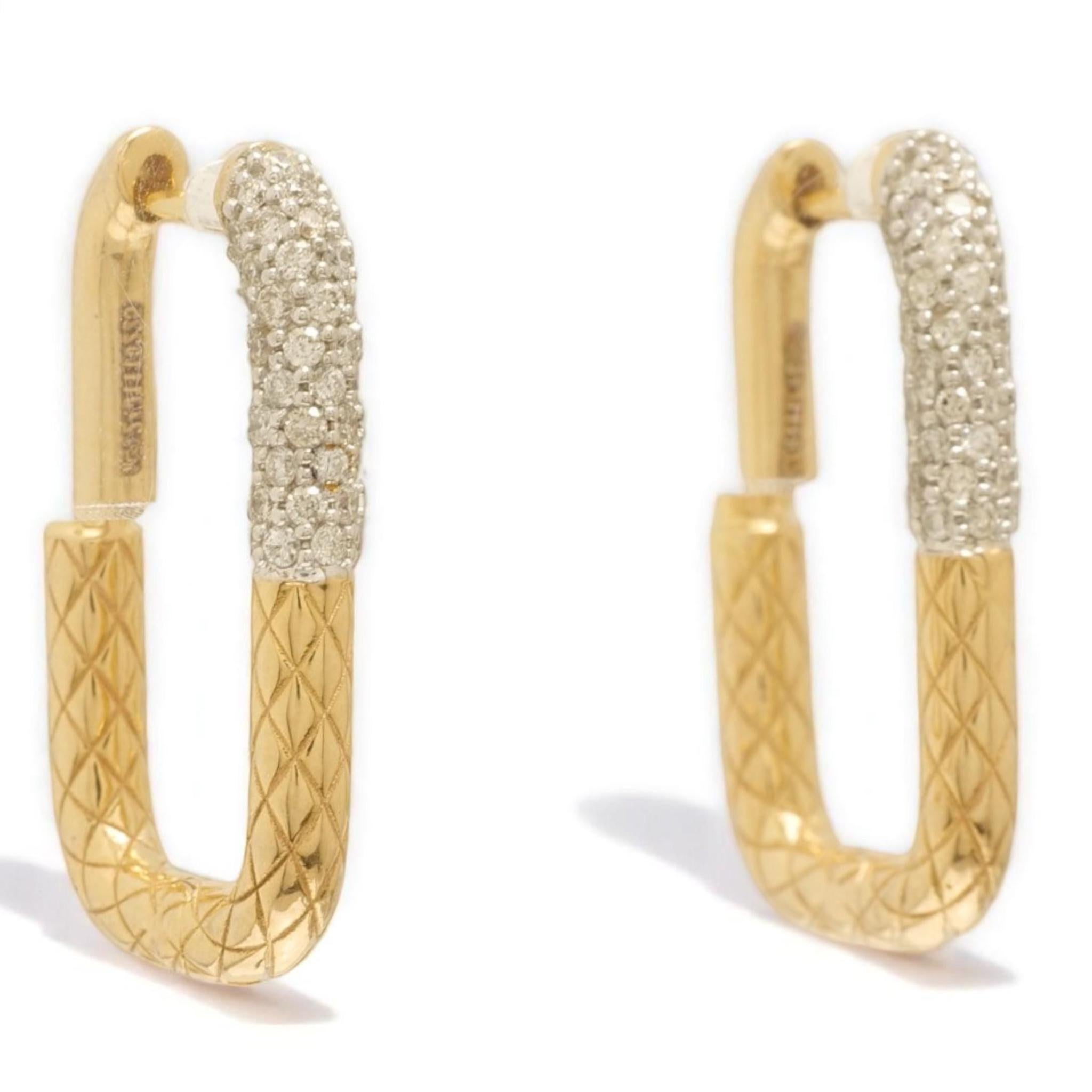 Orecchini a cerchio con diamante a moschettone in oro massiccio 14k (certificati) In condizioni Nuovo in vendita a New Delhi, DL