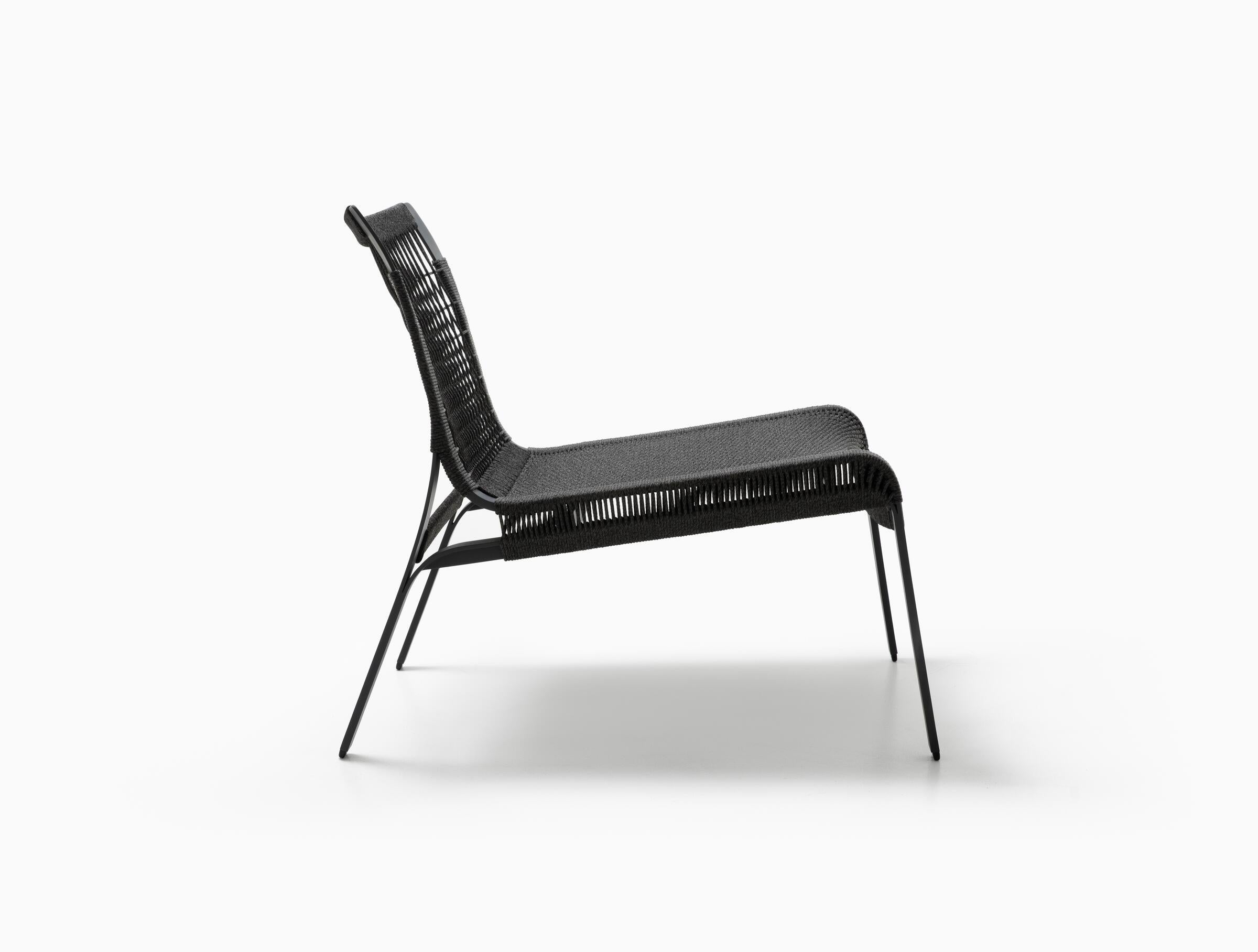  Adatta sia per l'interno che per l'esterno, la sedia è realizzata con una leggera struttura in metallo e un bellissimo intreccio che forma un motivo sullo schienale. Con proporzioni profonde e invitanti, è una sedia di grande impatto visivo che si