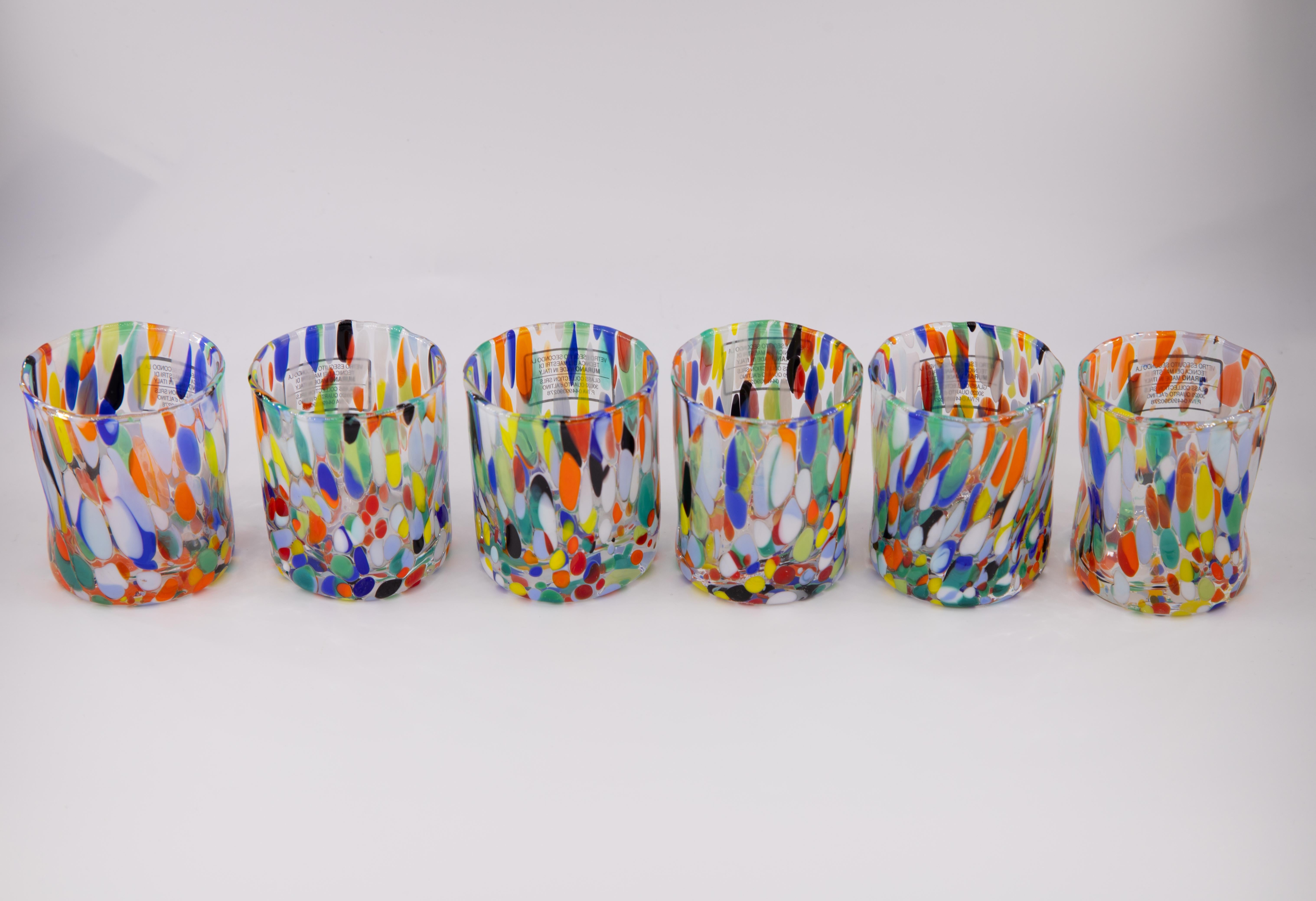 Satz von sechs Schnaps-/Kaffeegläsern Farbe Arlecchino - Murano Glas - Made in Italy.

Diese individuellen Murano-Gläser sind vom klassischen 