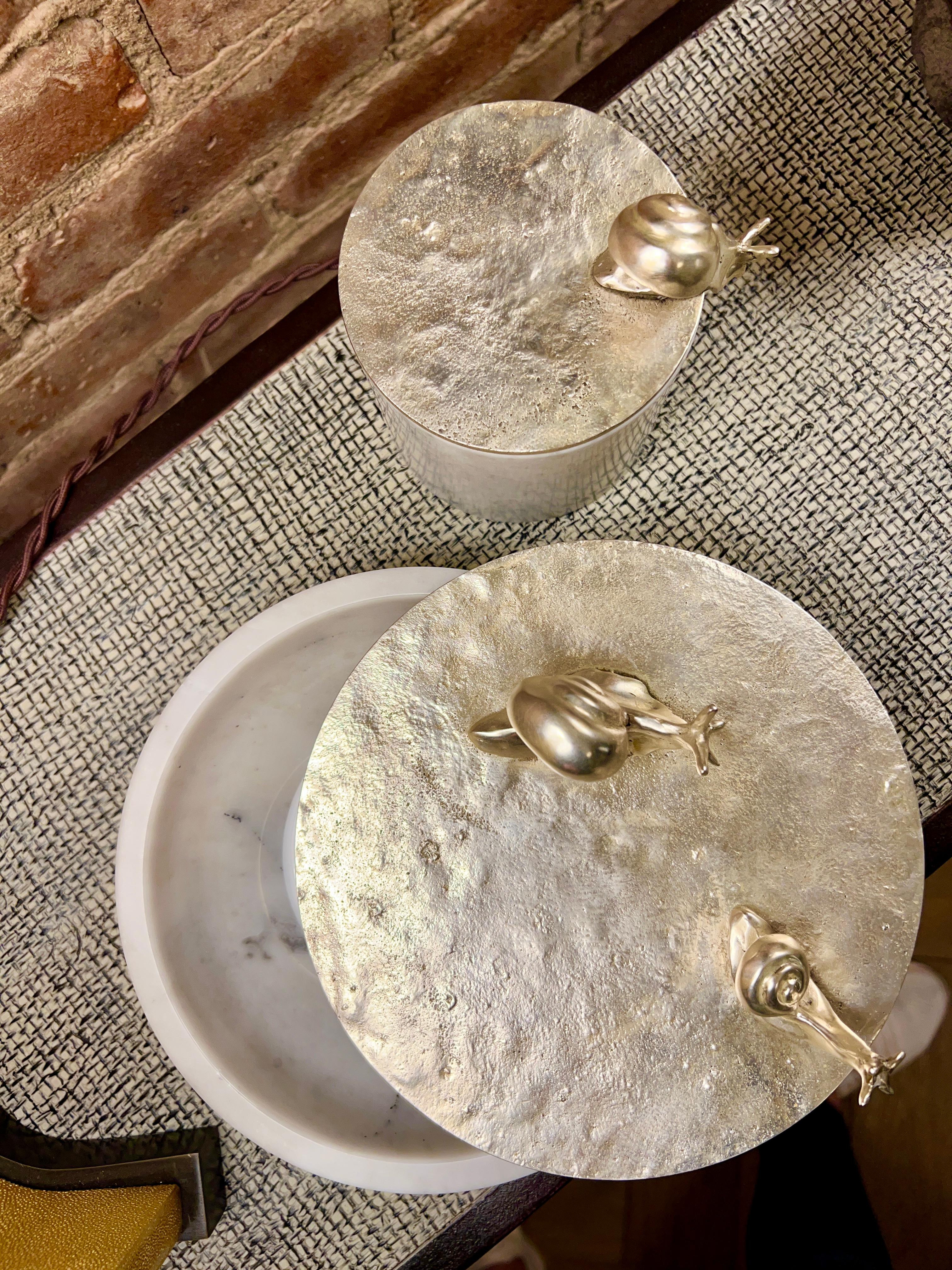 Caracol Keepsake-Schachtel aus mattem Silber und weißem Marmor von Elan Atelier (L) IN STOCK im Angebot 4