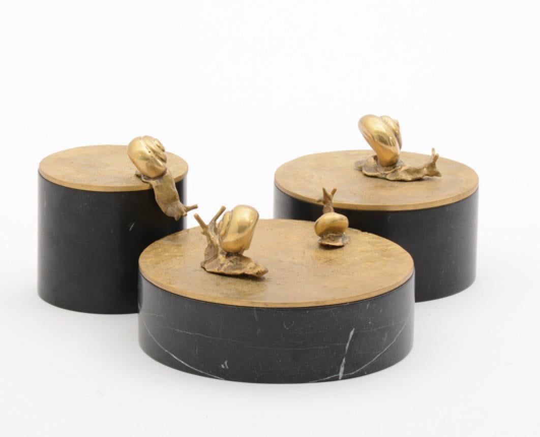 Set di 3 scatole Caracol Keepsake in bronzo argentato e marmo bianco

Il set da 3 include una scatola portafortuna piccola, una media e una grande. 

La scatola per ricordi Caracol è composta da una base scolpita a mano in marmo bianco o nero e da