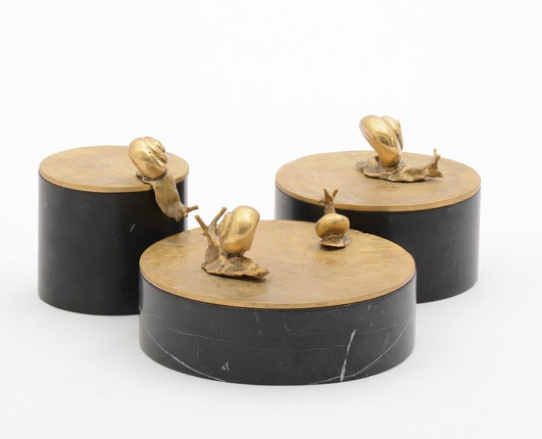 Caracol Keepsake box set of 3 in silver bronze and white marble

The set of 3 includes 1 small, 1 medium, and 1 large Keepsake Box. 

Caracol keepsake box is comprised of a hand carved base in black or white marble with a solid old gold bronze or