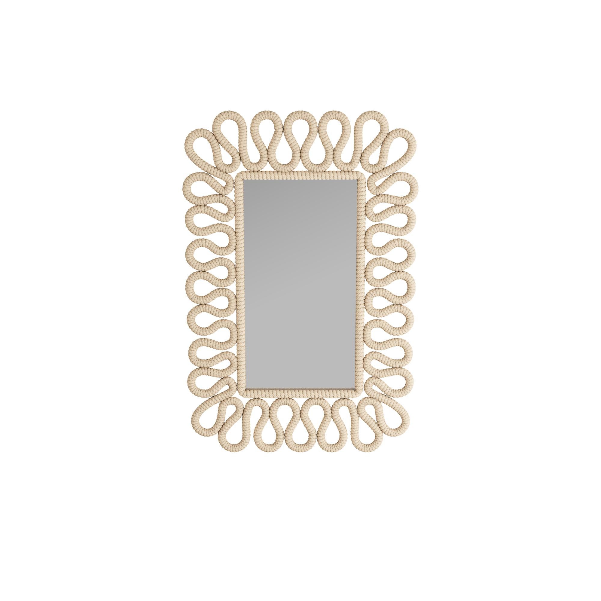Contrepoint lyrique au design traditionnel des miroirs, le miroir Caracole apporte une présence sculpturale et artistique à tout espace. Une ligne continue de corde de coton ivoire s'enroule avec fluidité autour d'un cadre rectangulaire épuré -