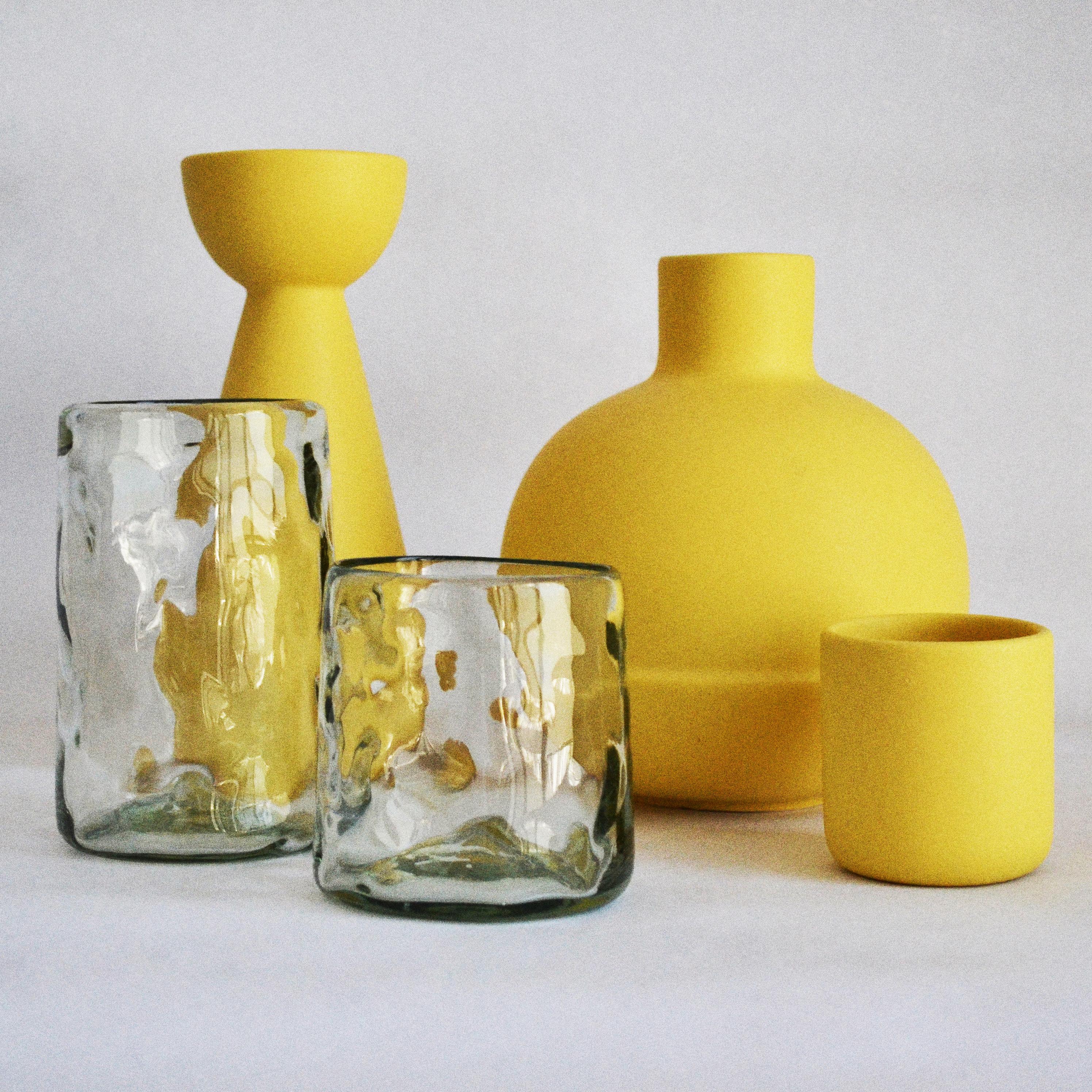 Gelbes Karaffen und Gläser aus Keramik. Inspiriert von traditionellen Karaffen aus Mexiko.  (Glasiert) im Angebot