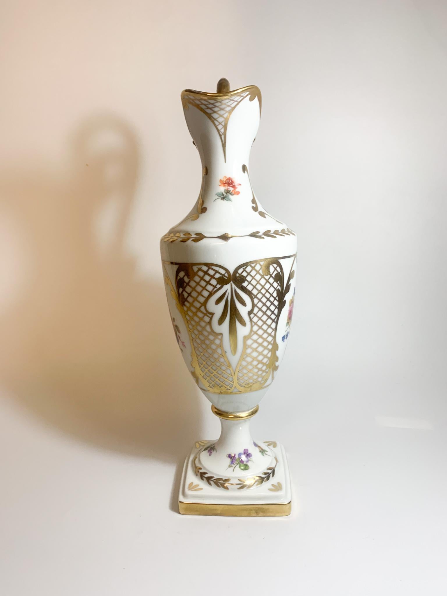 Porcelaine Carafe en porcelaine de Limoges peinte à la main, années 1940 en vente