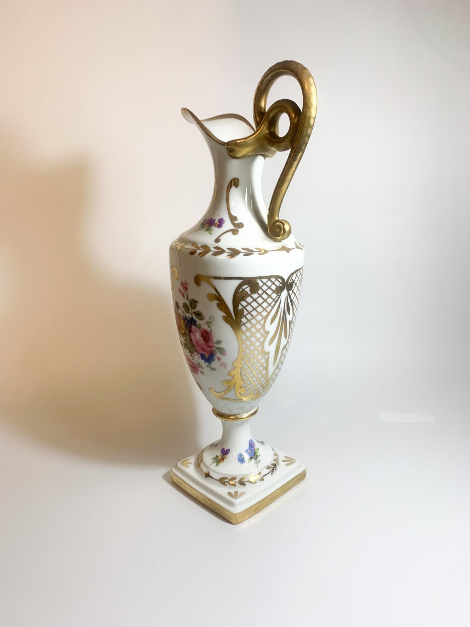 Carafe en porcelaine de Limoges peinte à la main, années 1940 en vente 2