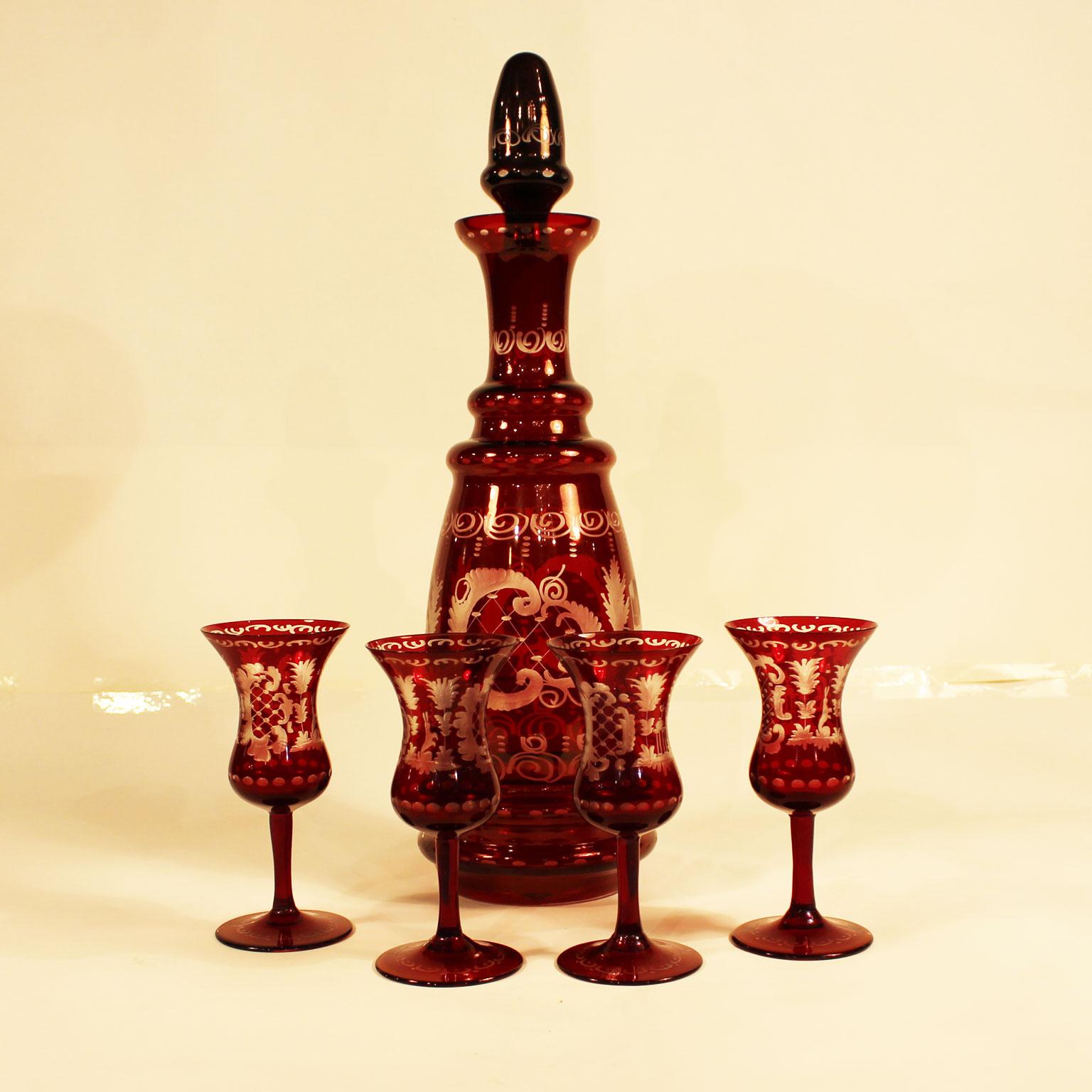 Carafe cut ruby glass with four glasses
Set of carafes and glasses, object of Wilhelminian craftsmanship, mouth-blown white glass, covered with ruby glass and cut in local motifs

Carafe H35 D11
Glasses H12 D5,6.