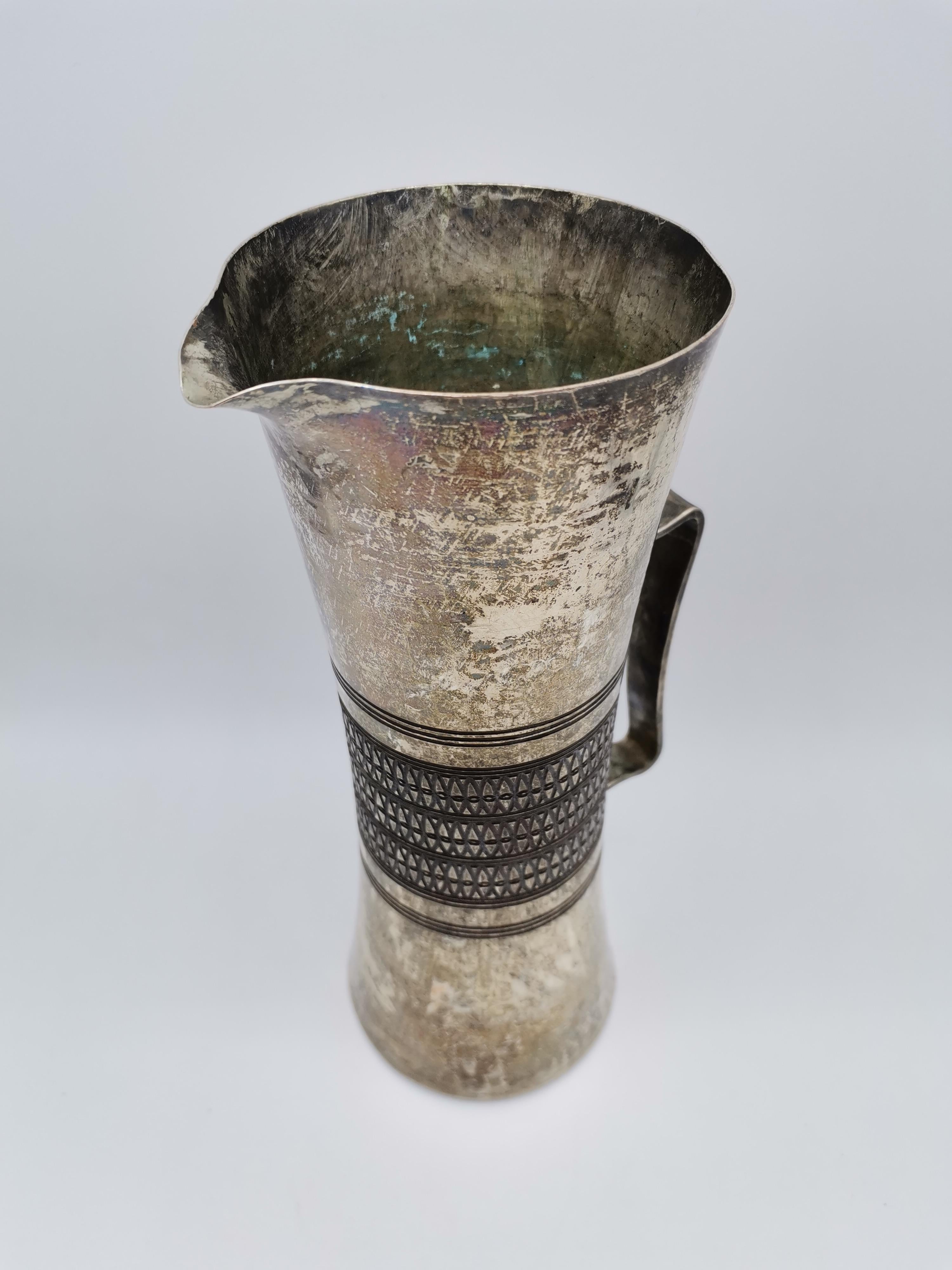 Una caraffa in metallo argentato martellato da Zanetto.