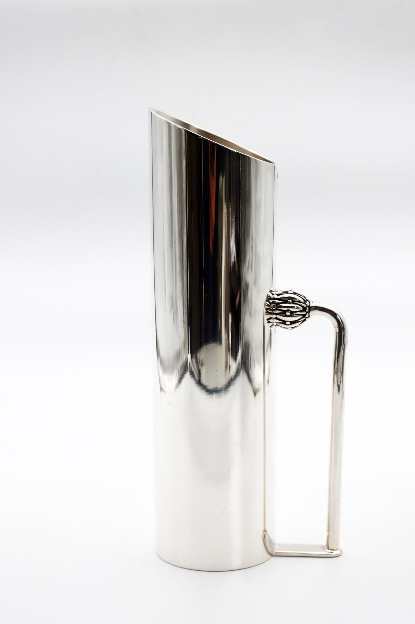 Carafe small or tall model in silver bronze 

0.5 litre decanter in silver bronze 35/42 microns 
H: 205 mm, d: 70 mm

1 litre decanter in silver plated bronze 35/42 microns
H: 250 mm, d: 70 mm

These decanters are the handmade work of French