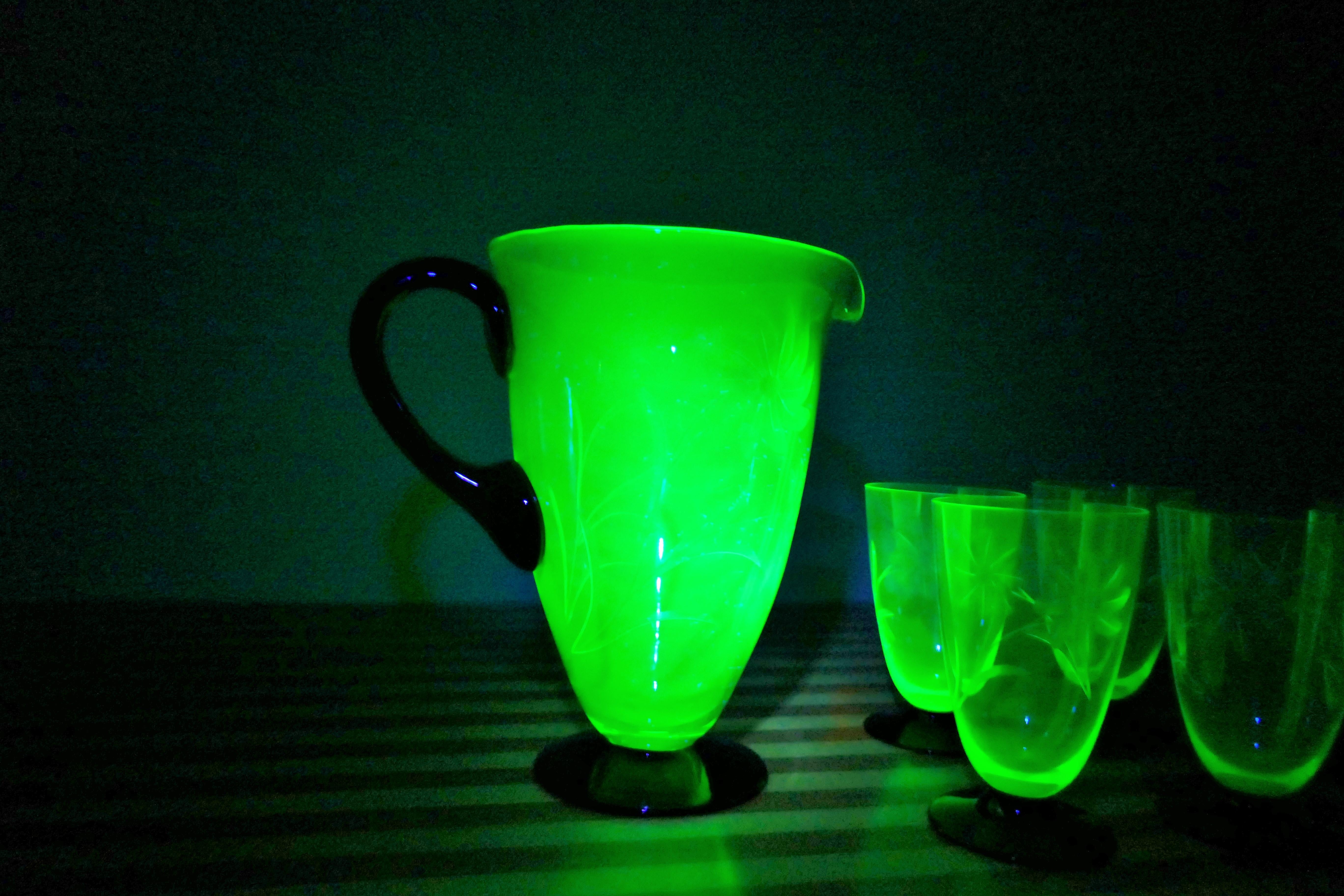 Early 20th Century Caraffa e cinque bicchieri molati periodo Art Deco Uranium Glass Murano For Sale