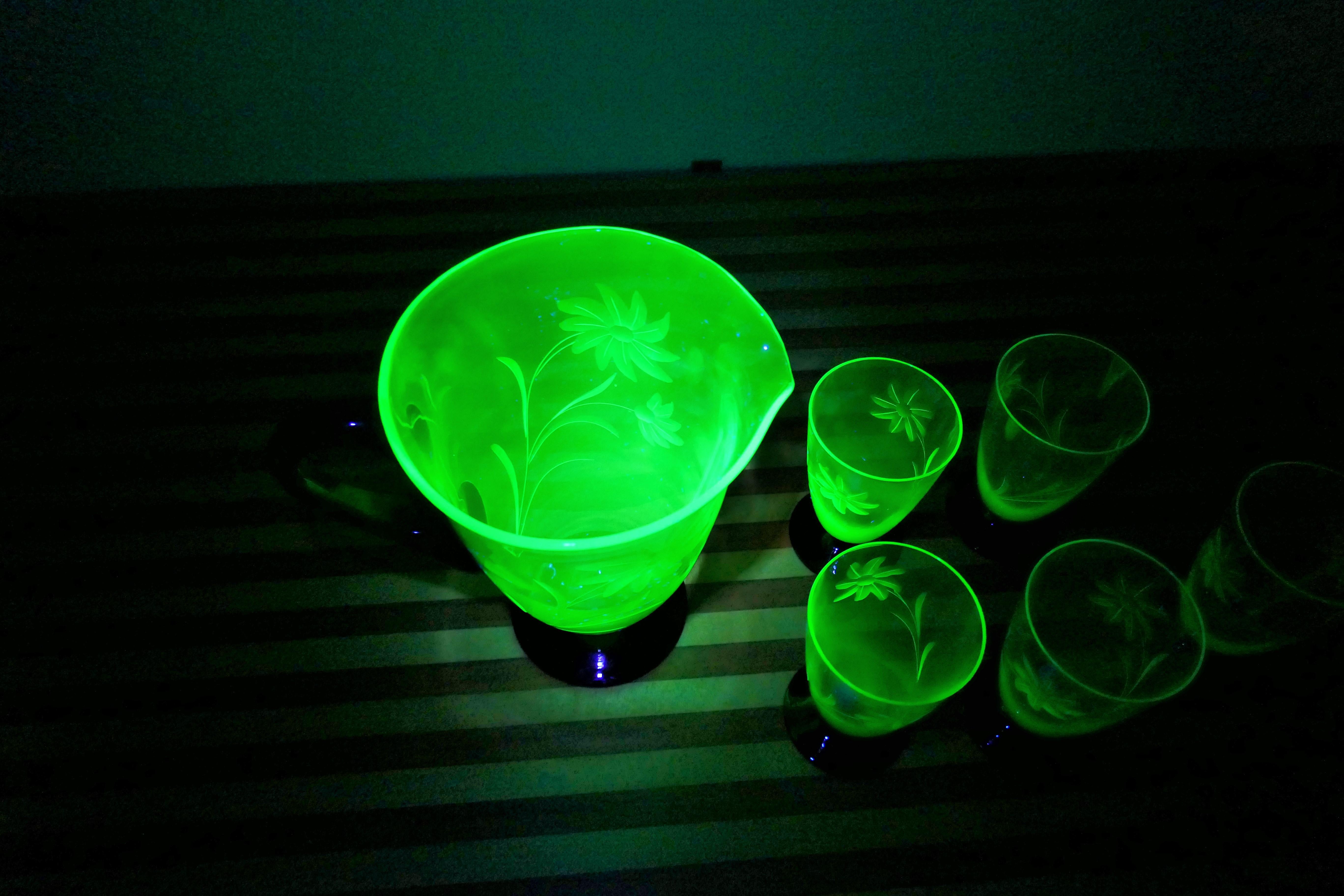 Caraffa e cinque bicchieri molati periodo Art Deco Uranium Glass Murano For Sale 1