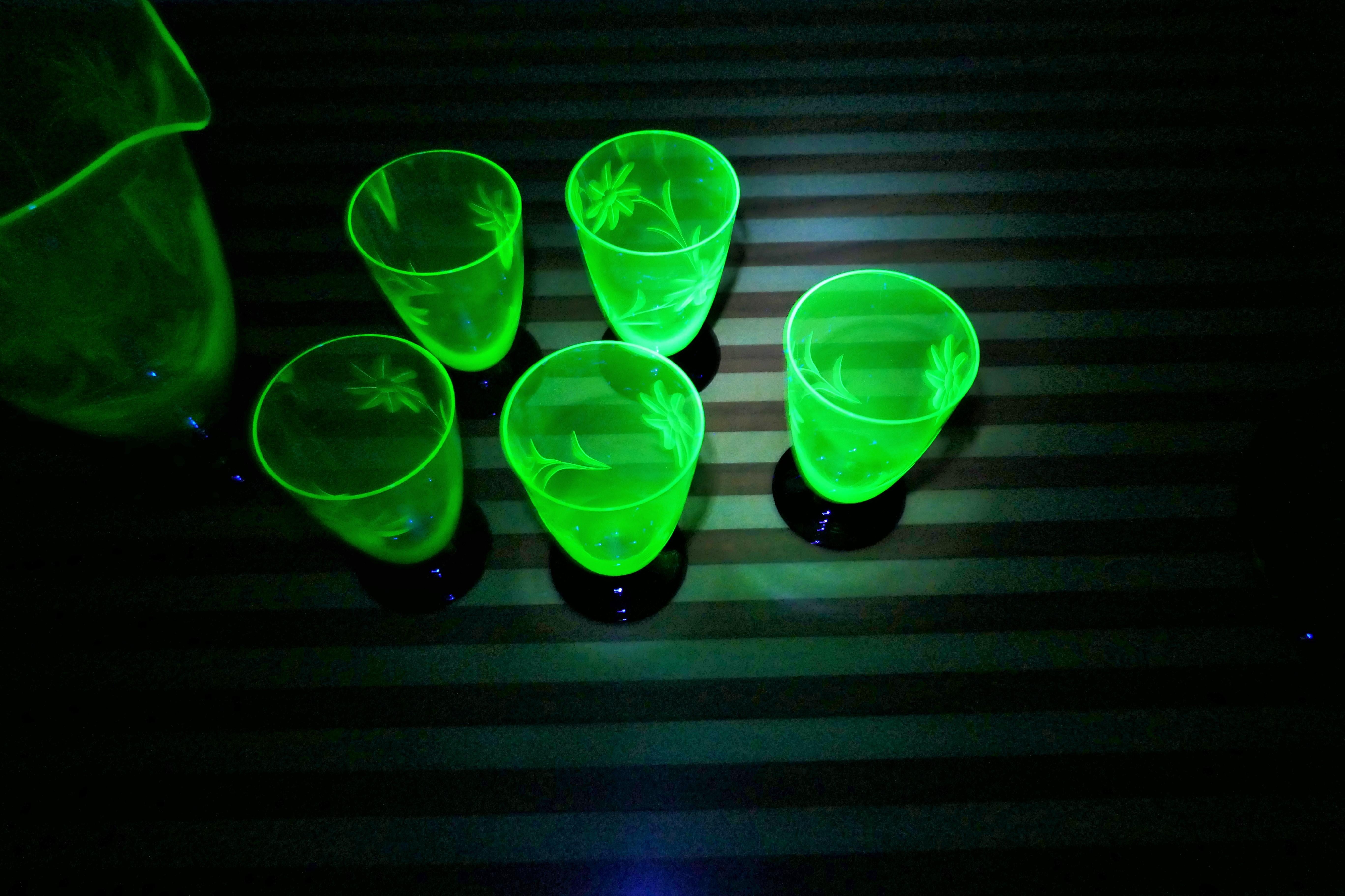 Caraffa e cinque bicchieri molati periodo Art Deco Uranium Glass Murano For Sale 2