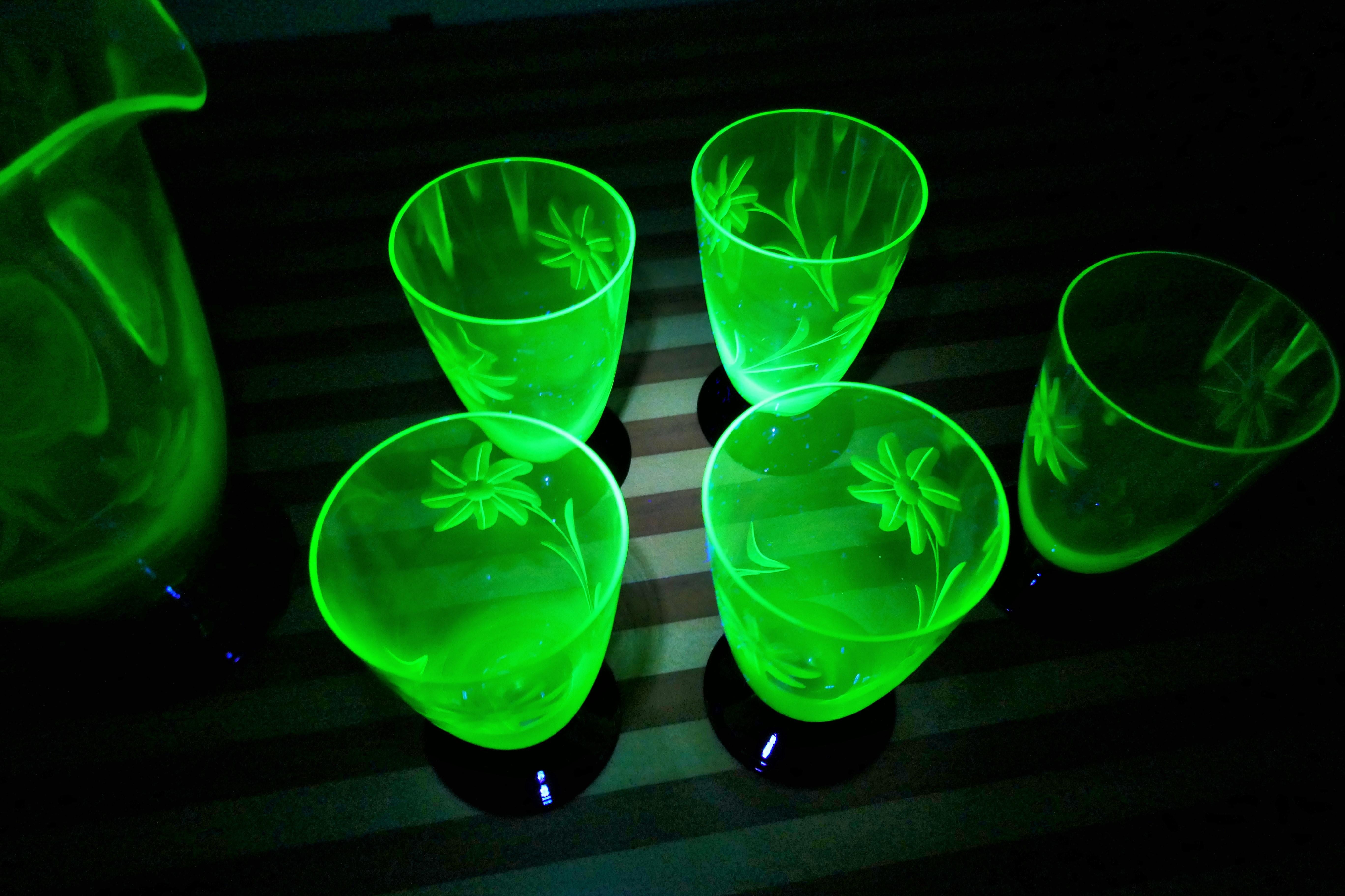 Caraffa e cinque bicchieri molati periodo Art Deco Uranium Glass Murano For Sale 3