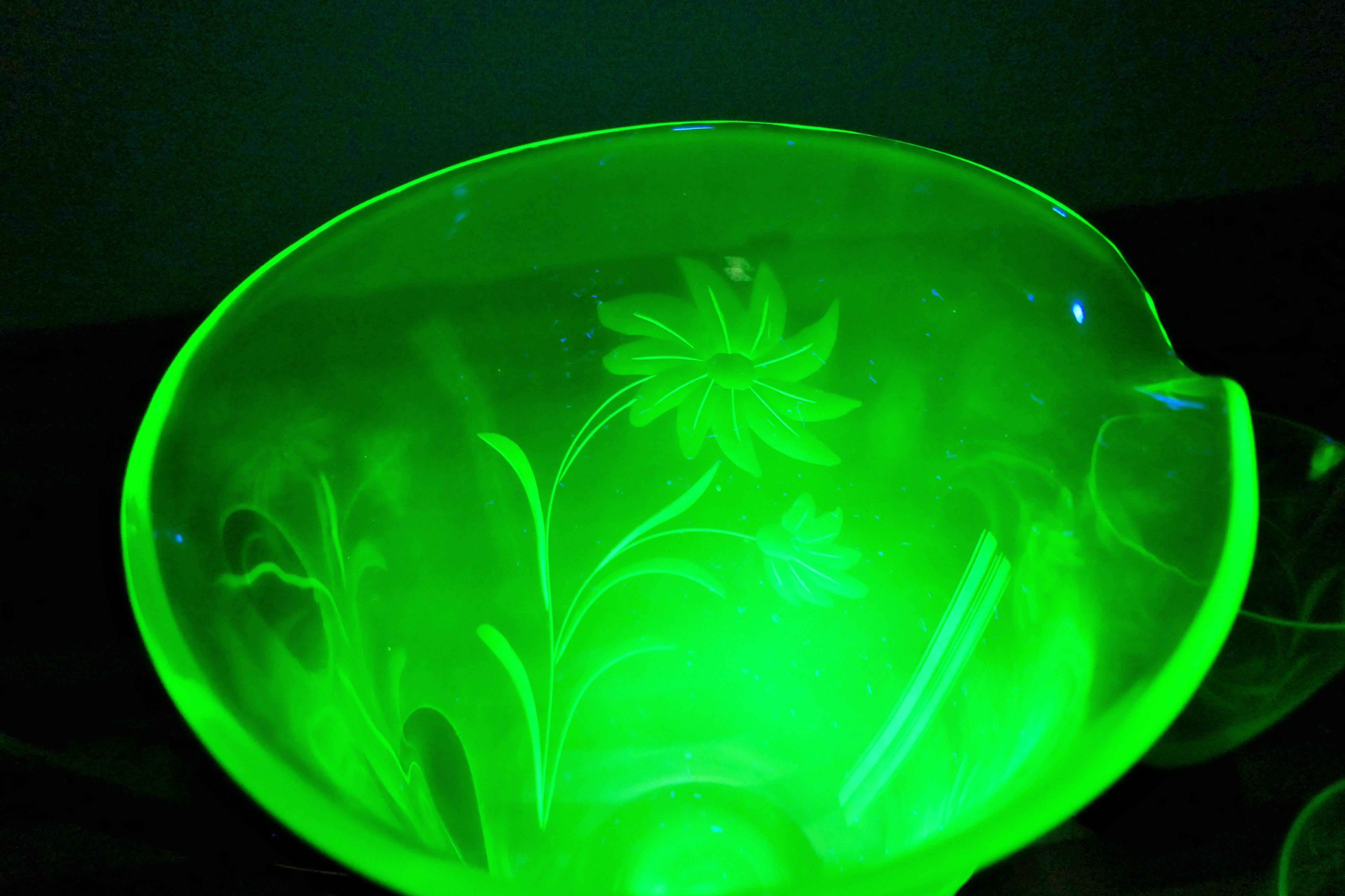 Caraffa e cinque bicchieri molati periodo Art Deco Uranium Glass Murano For Sale 5