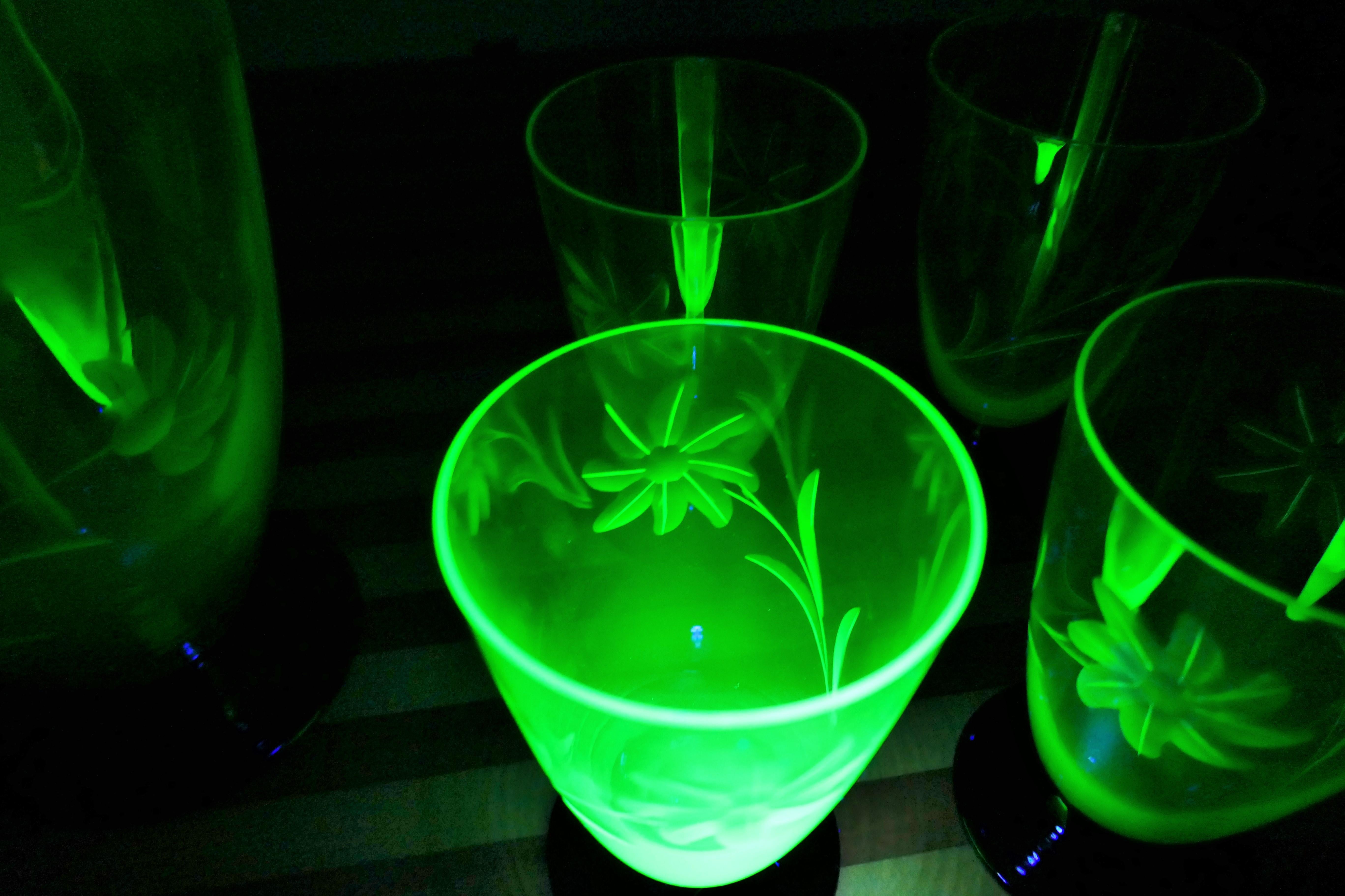 Caraffa e cinque bicchieri molati periodo Art Deco Uranium Glass Murano For Sale 6