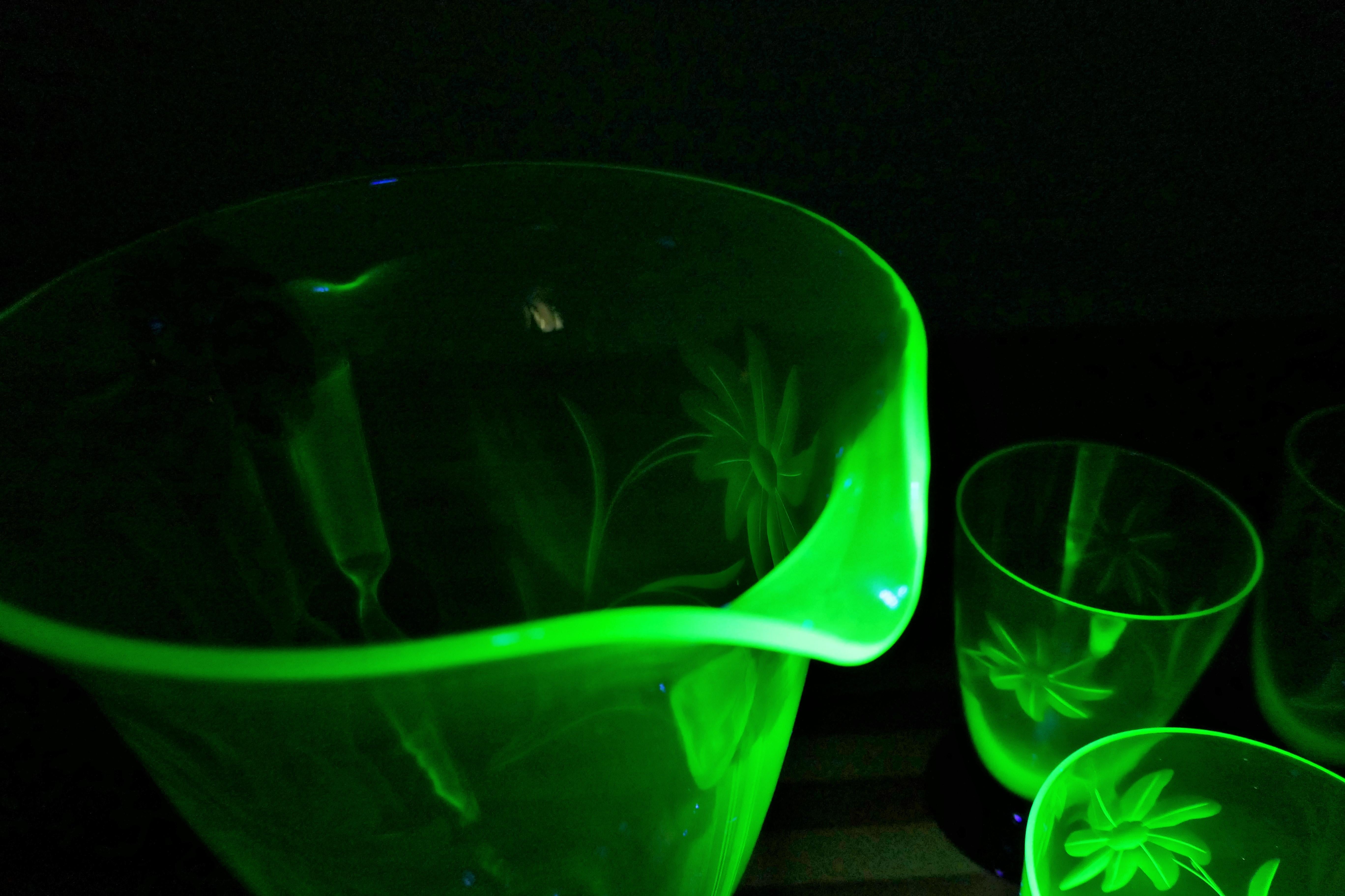 Caraffa e cinque bicchieri molati periodo Art Deco Uranium Glass Murano For Sale 9