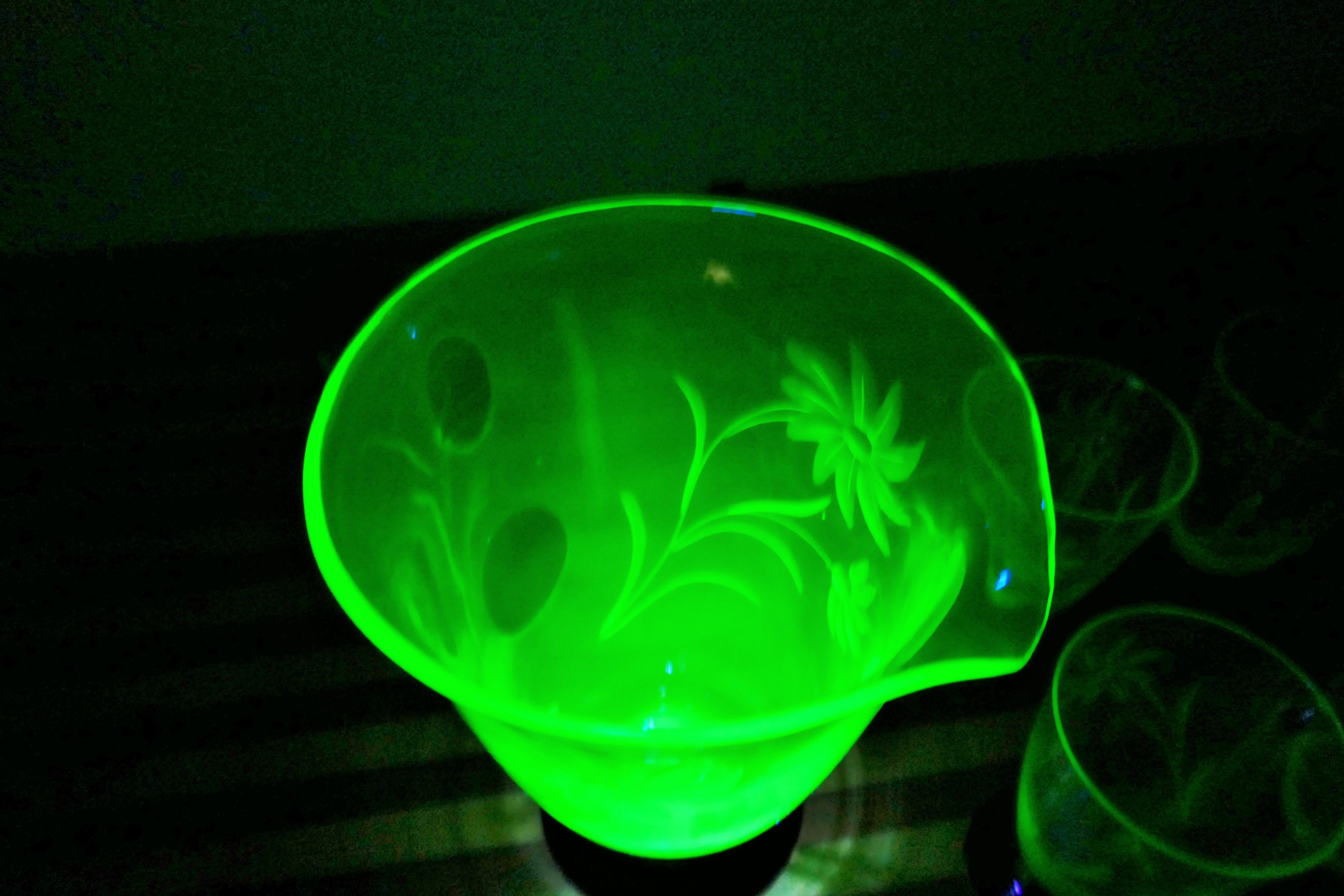 Caraffa e cinque bicchieri molati periodo Art Deco Uranium Glass Murano For Sale 9