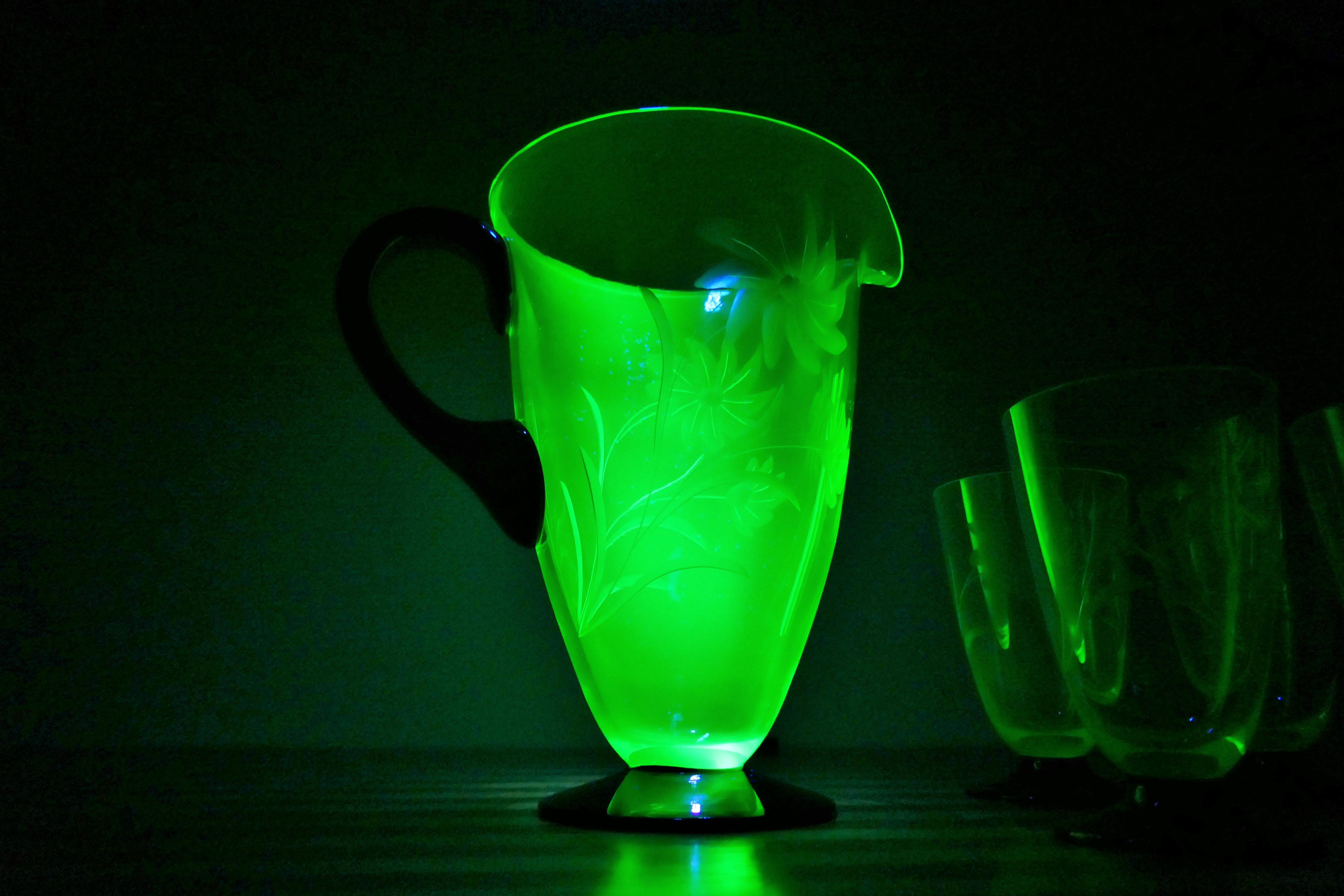 Una caraffa e cinque bicchieri molati.
Uranium glass Murano
Buone condizioni.
Grazie 