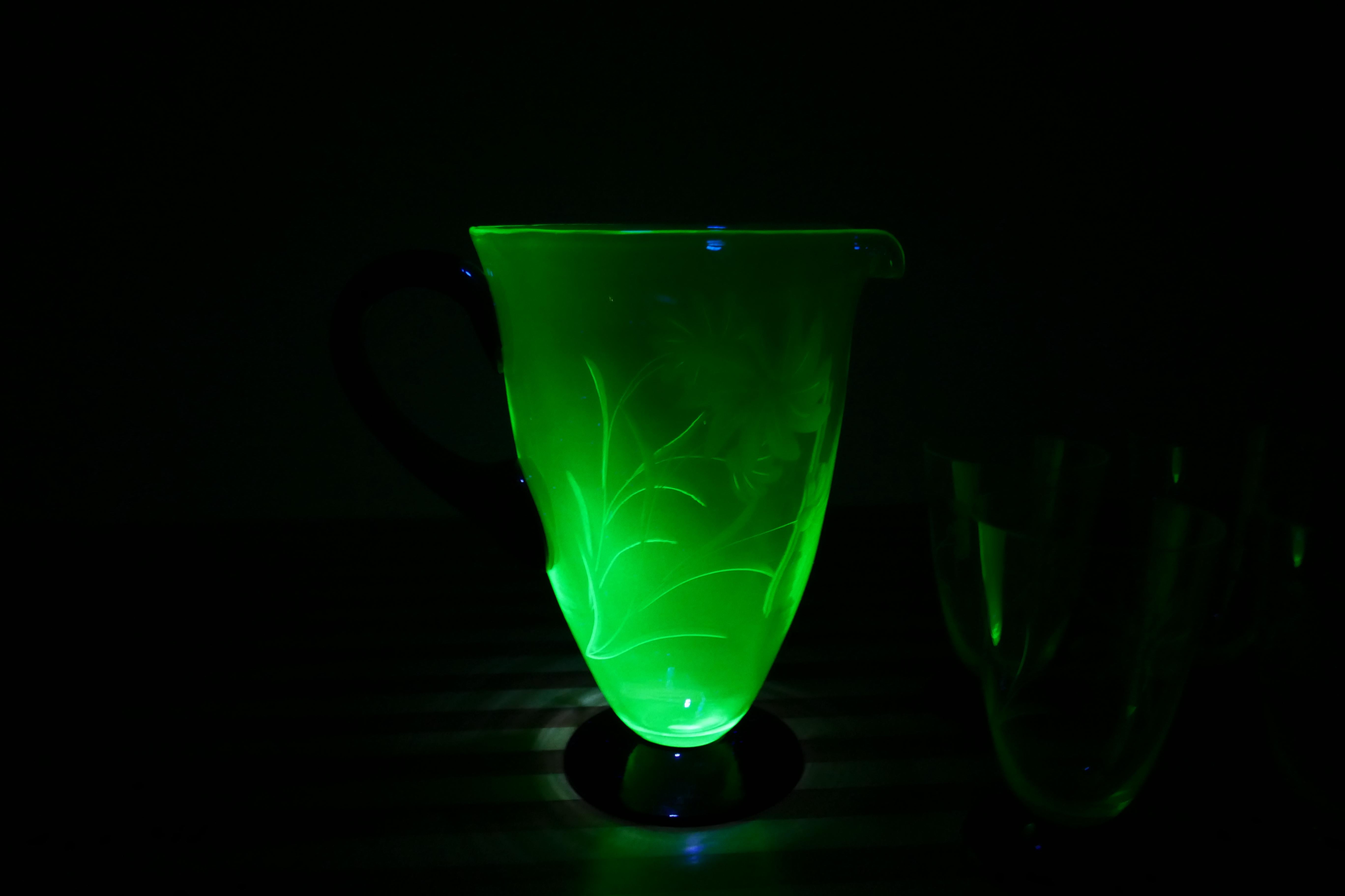 Modern Caraffa e cinque bicchieri molati periodo Art Deco Uranium Glass Murano For Sale