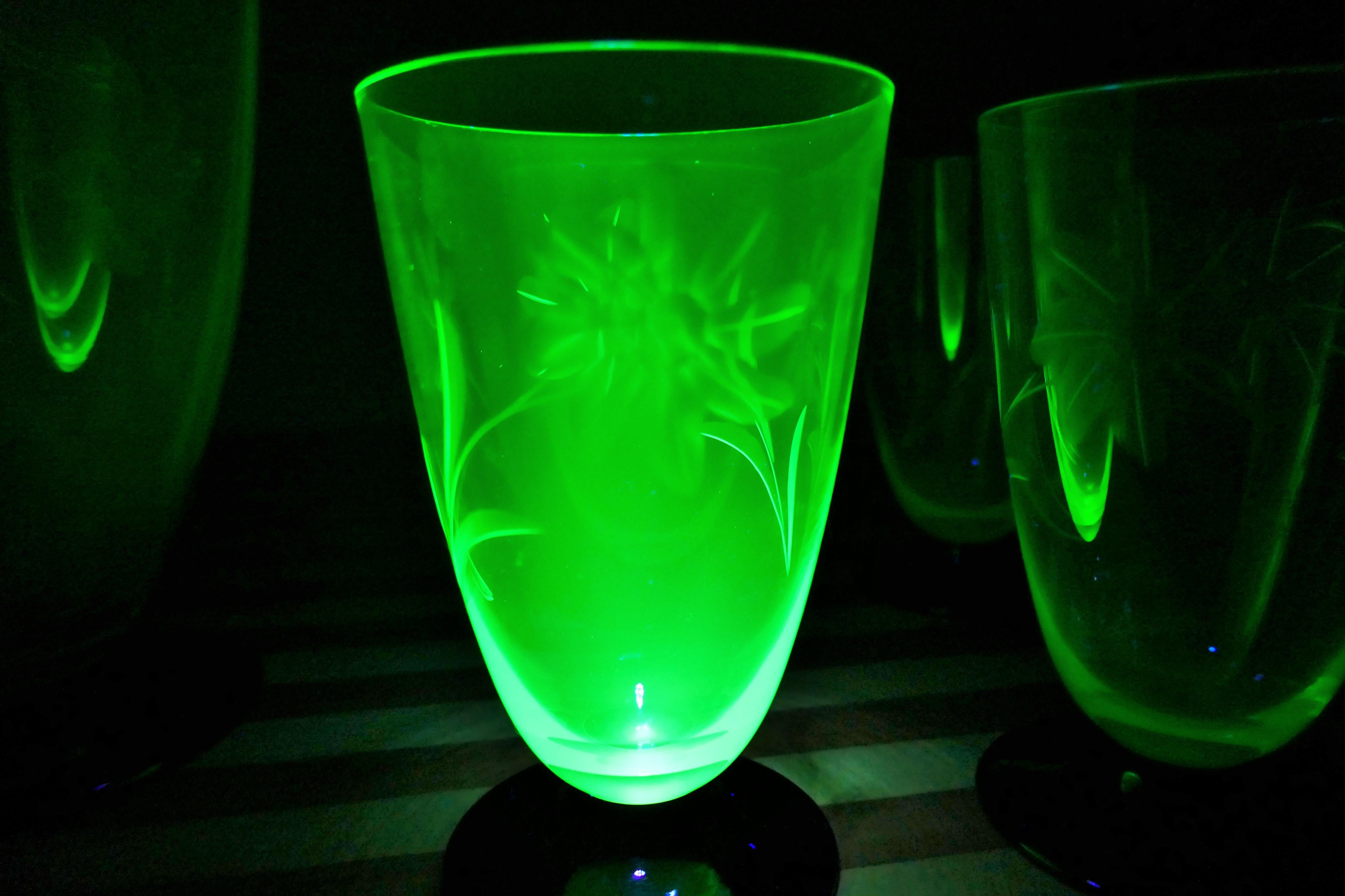 Italian Caraffa e cinque bicchieri molati periodo Art Deco Uranium Glass Murano For Sale