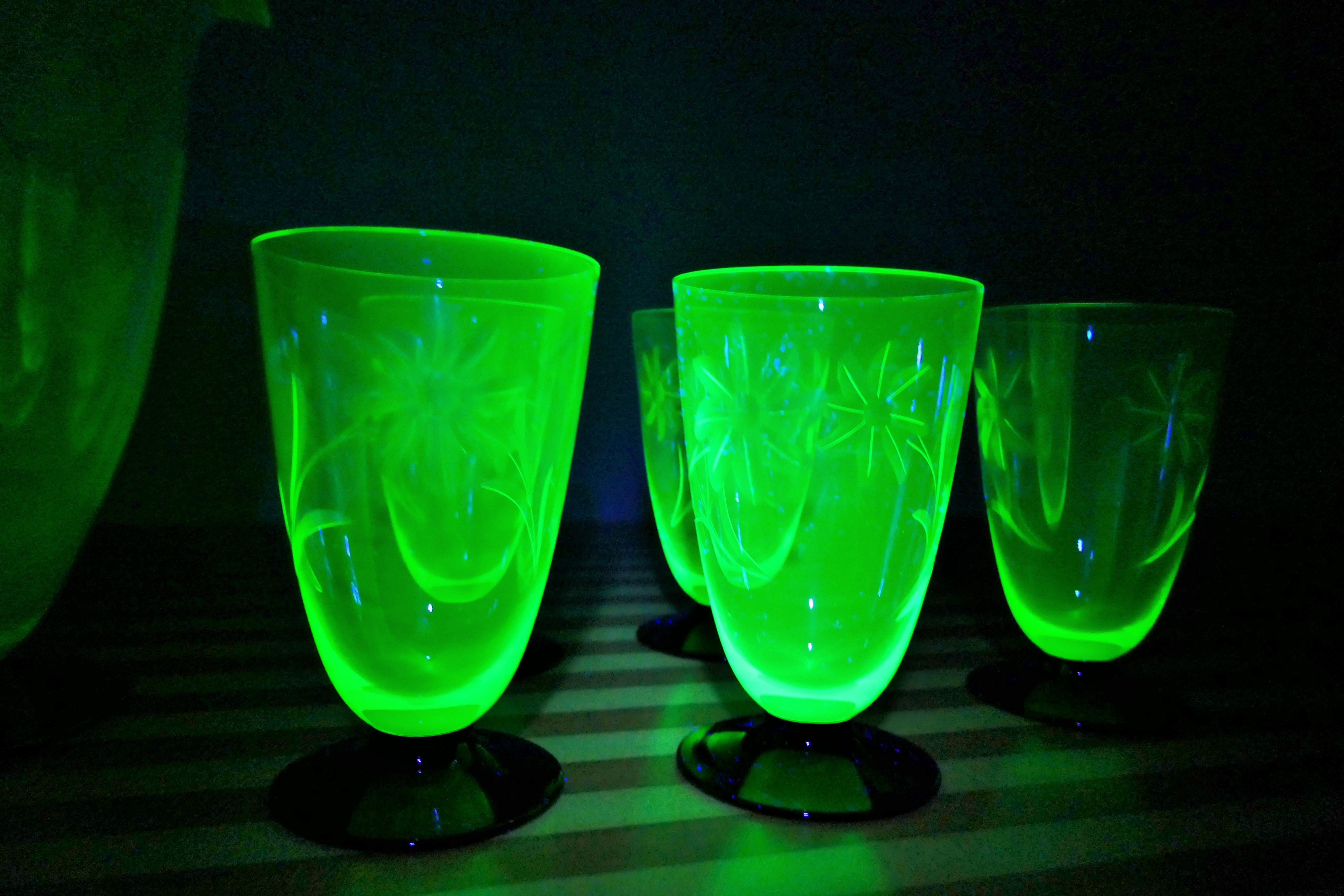 Early 20th Century Caraffa e cinque bicchieri molati periodo Art Deco Uranium Glass Murano For Sale