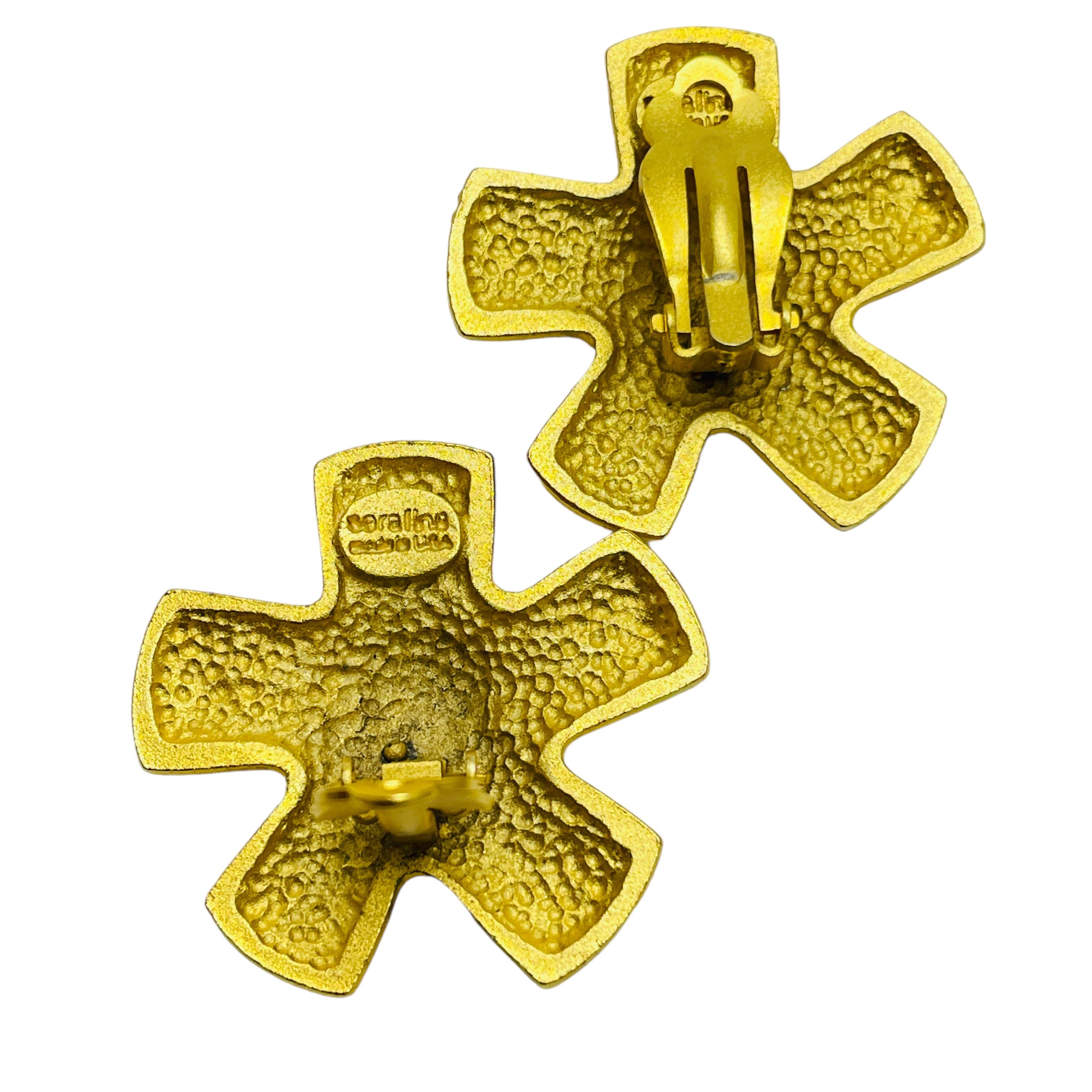 CARALINA signed vintage gold designer runway clip on earrings In Good Condition For Sale In Palos Hills, IL