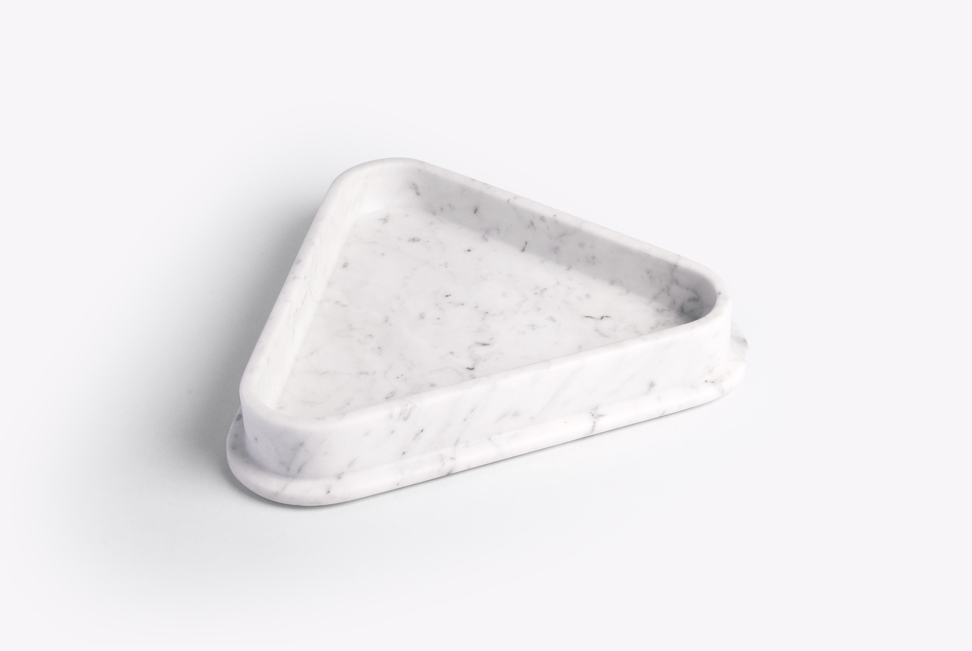 Herzstück aus Karambole von Studio Lievito
Abmessungen: T 33 x B 30 x H 5 cm
MATERIALIEN: Bianco Carrara-Marmor.
Gewicht: 3,4 kg

Früchte wie Billardkugeln sind bereit, während des Rituals des Tischdeckens 