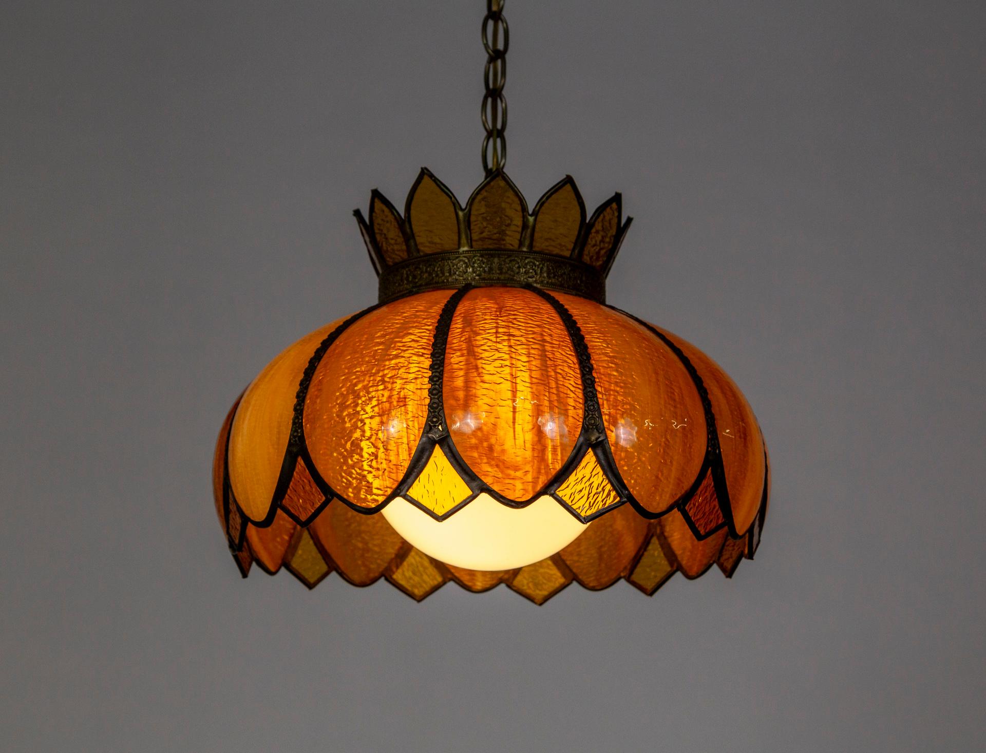 20ième siècle Lampe à suspension lotus fleur de lotus en verre caramel-ambre avec bordure décorative en vente
