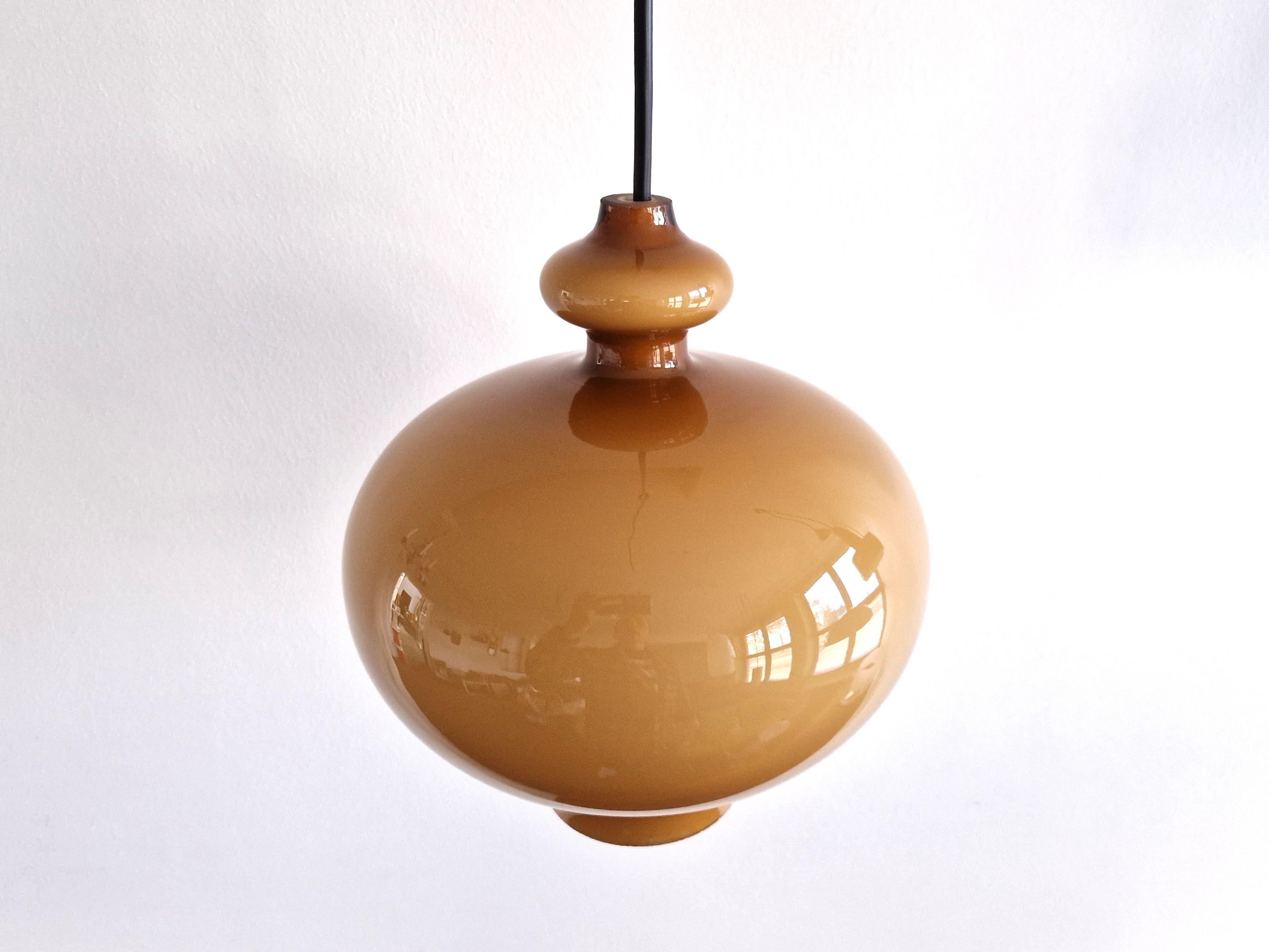 Mid-Century Modern Lampe suspendue en verre brun caramel par Hans-Agne Jakobsson pour Staff Leuchten en vente