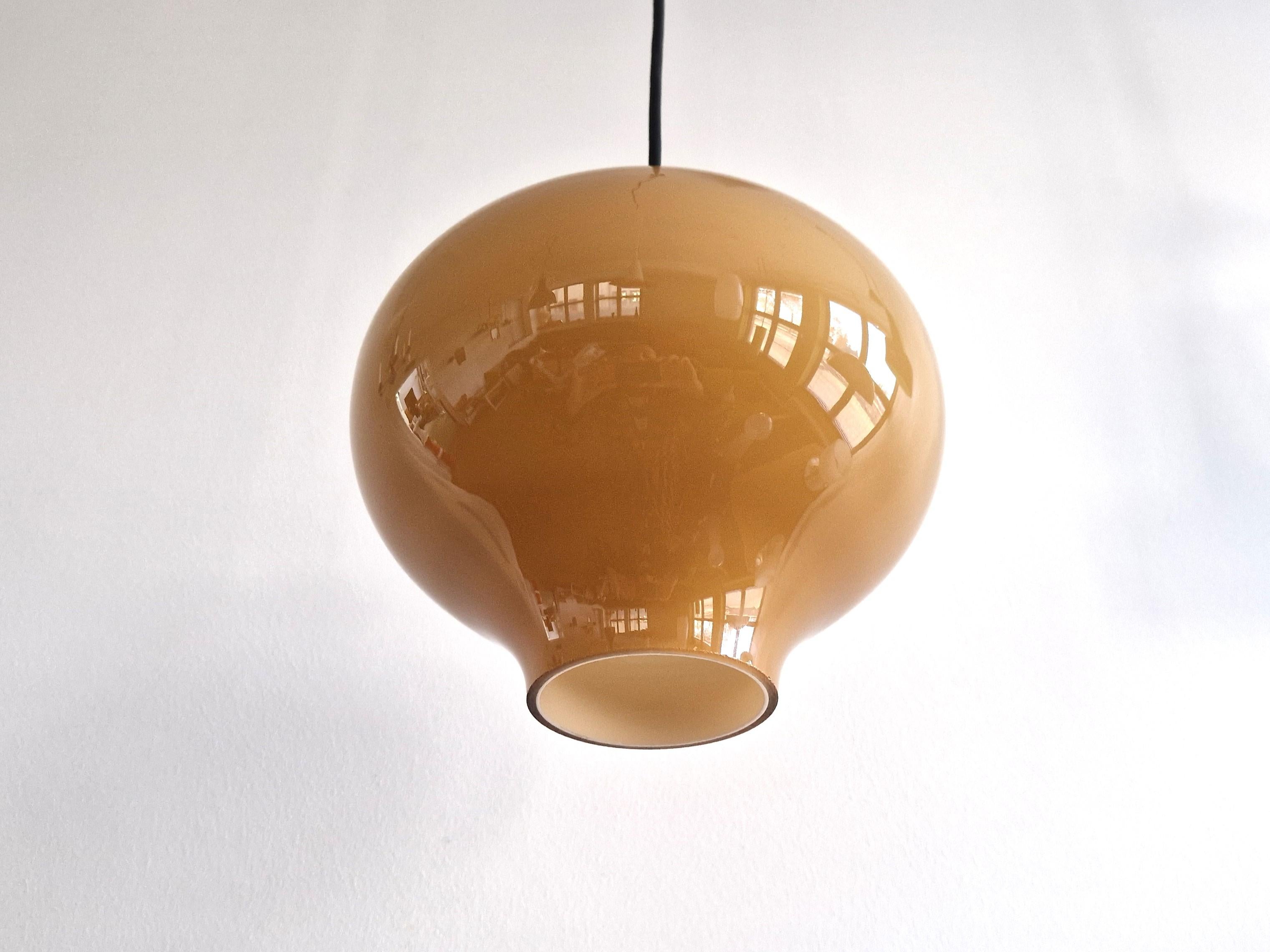 Allemand Lampe suspendue en verre brun caramel par Hans-Agne Jakobsson pour Staff Leuchten en vente