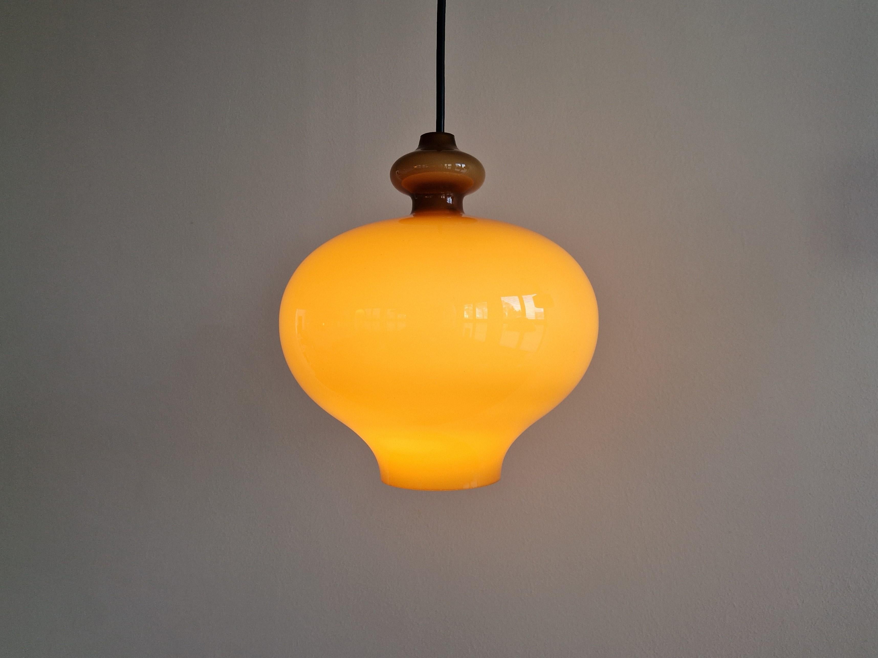 Lampe suspendue en verre brun caramel par Hans-Agne Jakobsson pour Staff Leuchten Bon état - En vente à Steenwijk, NL