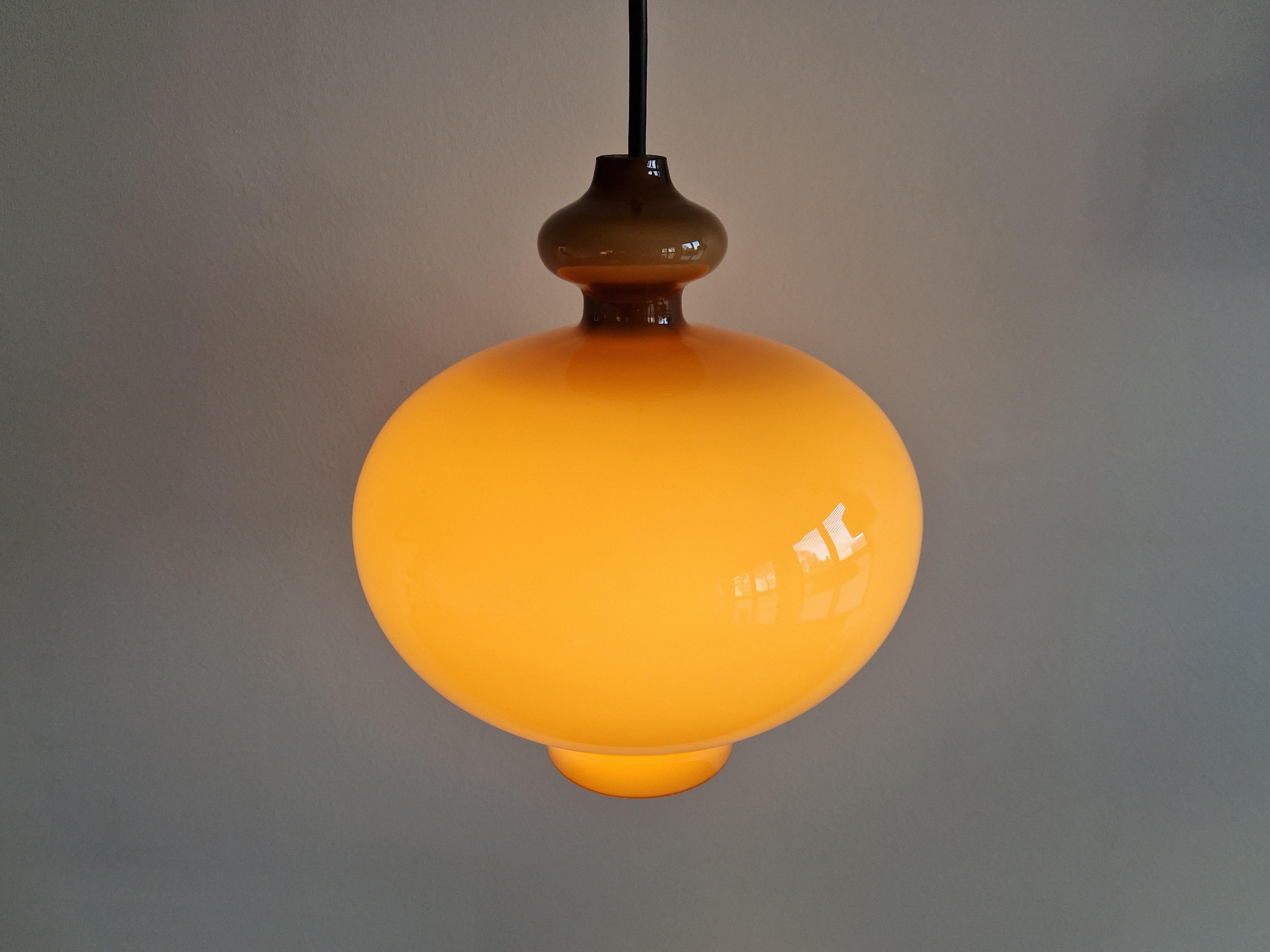Fin du 20e siècle Lampe suspendue en verre brun caramel par Hans-Agne Jakobsson pour Staff Leuchten en vente