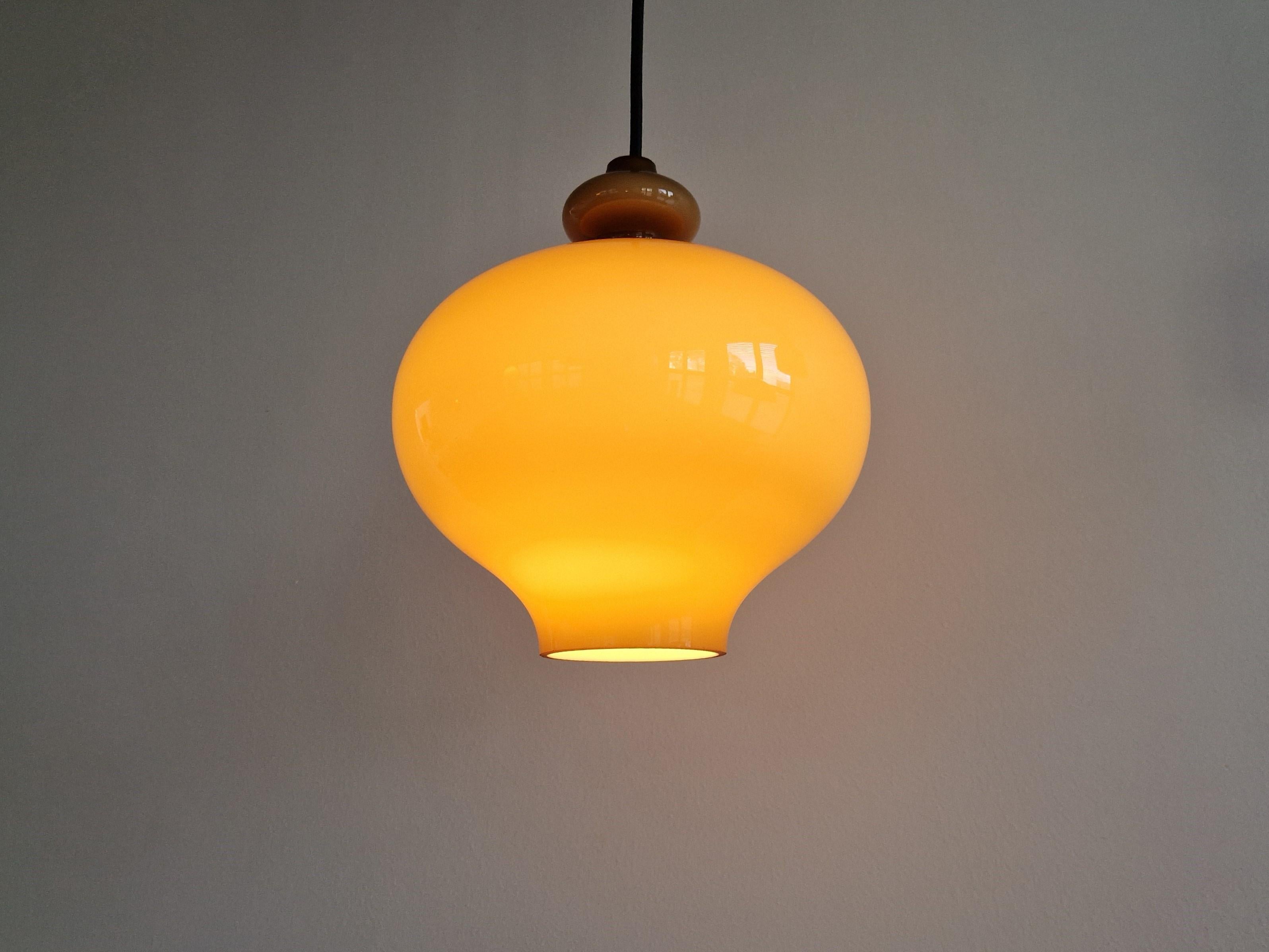 Caramel brown glass pendant lamp by Hans Agne Jakobsson for Staff Leuchten In Good Condition For Sale In Steenwijk, NL