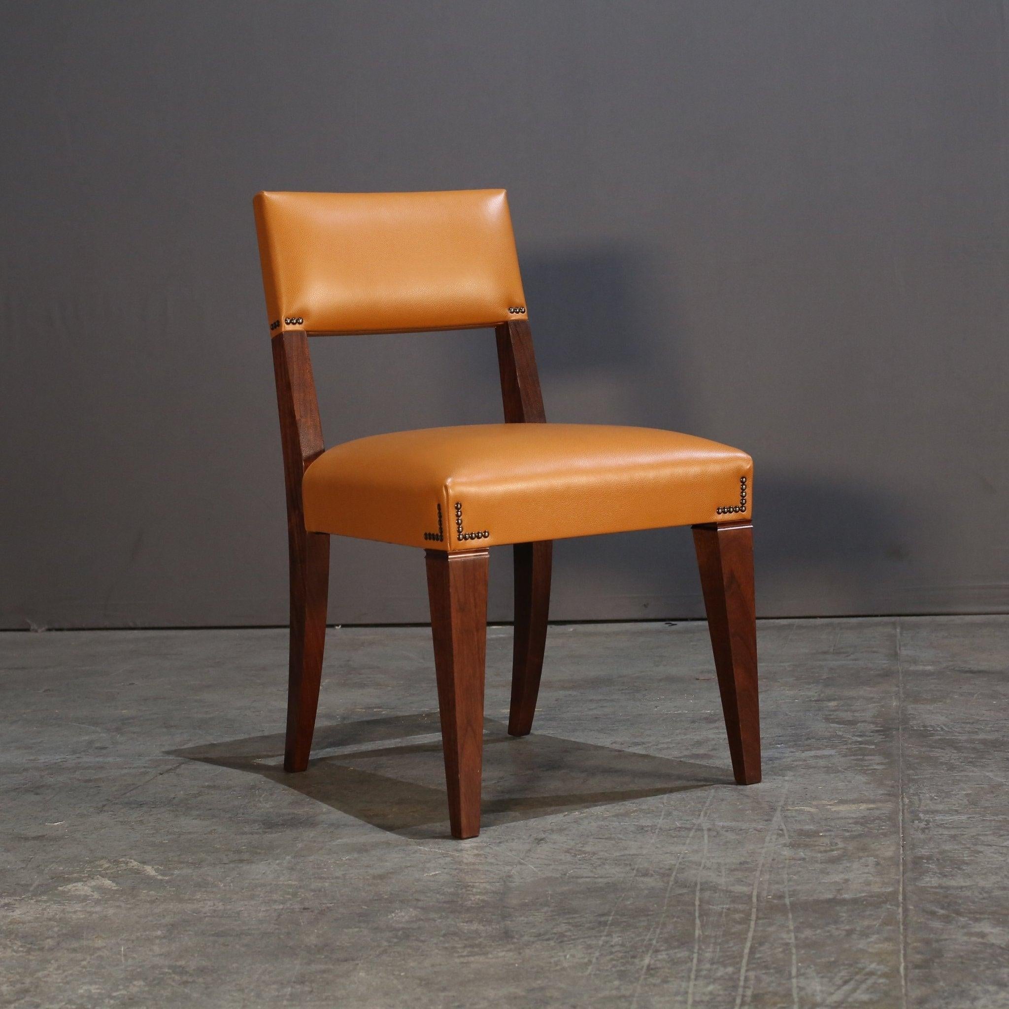 Der Inbegriff von Luxus - der Caramel Brown Leather Chair. Der aus feinstem Leder gefertigte Stuhl strahlt Eleganz und Komfort aus. Sein satter karamellbrauner Farbton verleiht jedem Raum Wärme, während das schlichte Design und der robuste Rahmen