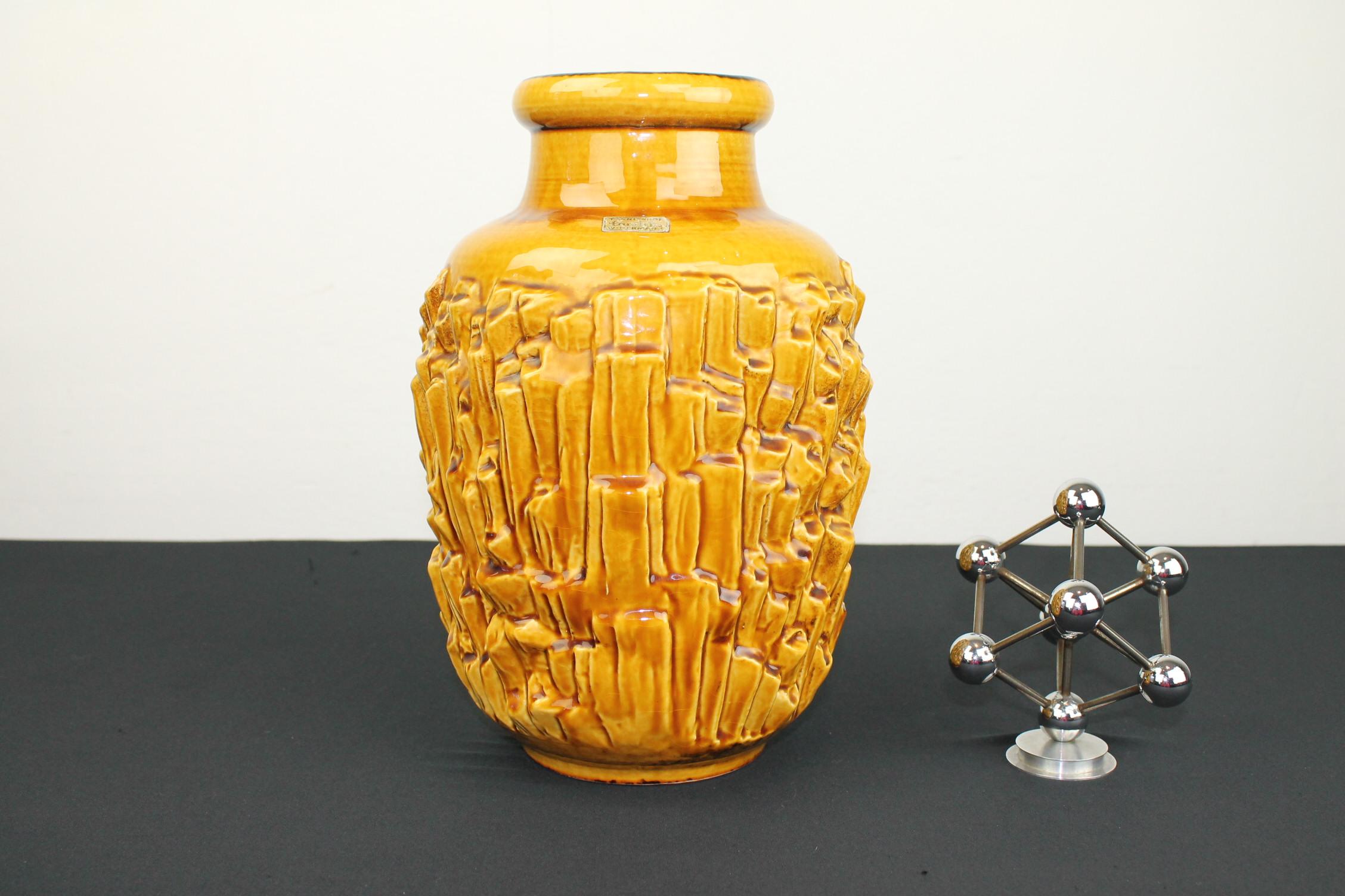 Caramel Brown Vase, Tönnieshof Carstens W-Germany, 1960s In Good Condition In Antwerp, BE