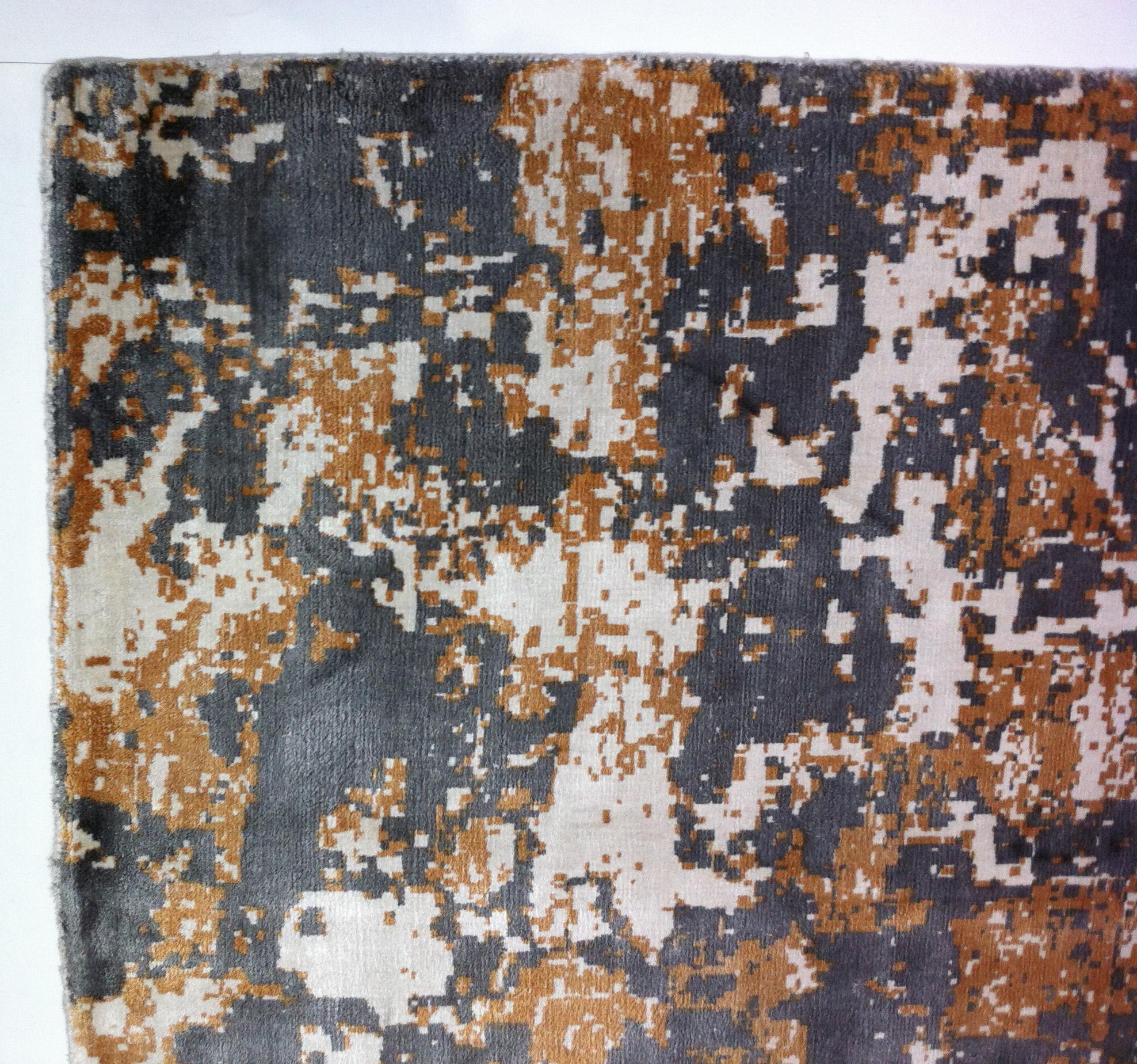 Arte moderna realizzata in lana annodata a mano. Un'aggiunta accattivante per uno spazio contemporaneo che può essere abbinata a finiture in legno o metalliche. Realizzato in India con tinture naturali vegetali.