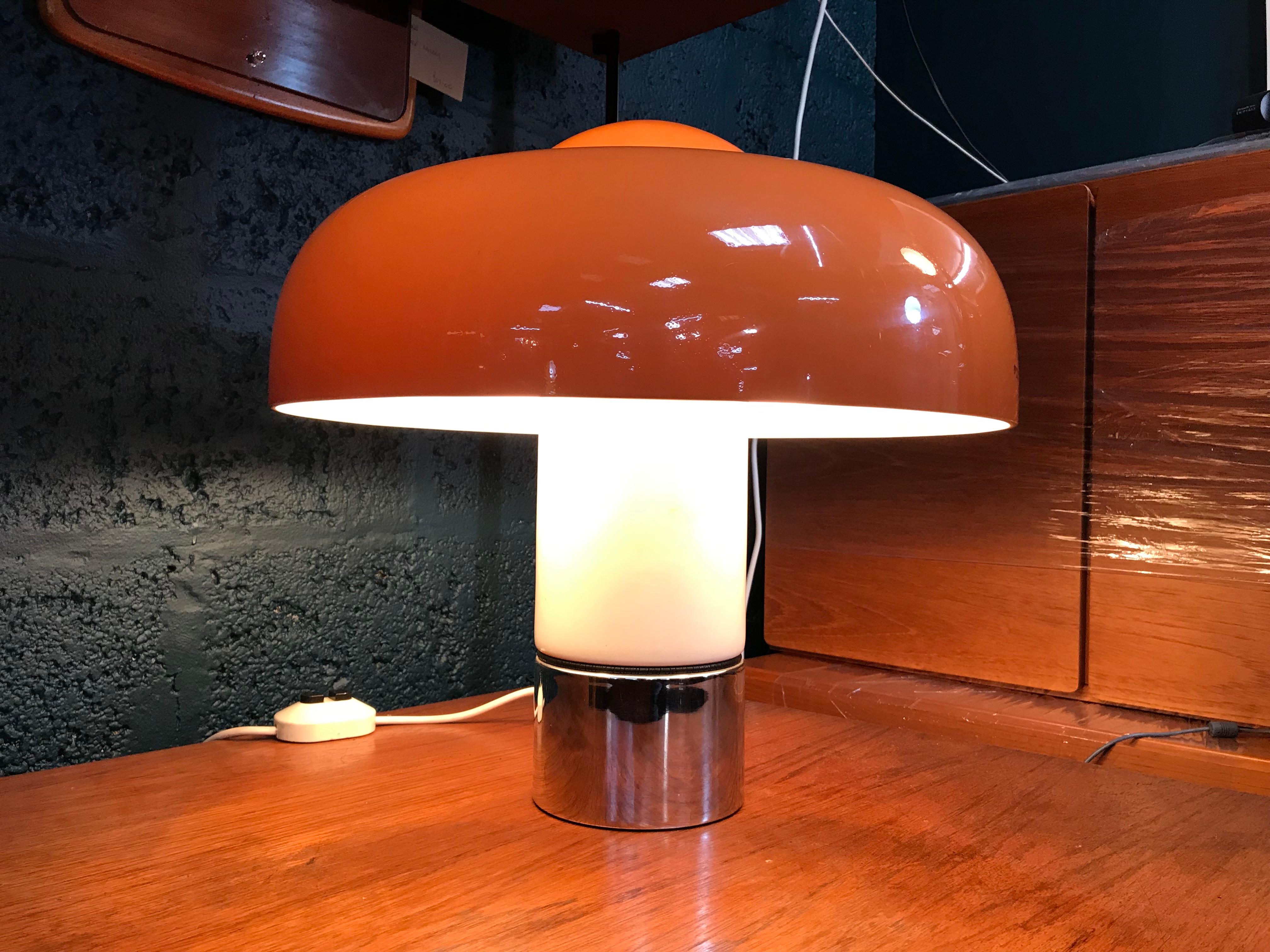 A stunning original Harvey Guzzini table lamp. In 1972 Italian designer Luigi Massoni created this glossy Italian mushroom table light, known as Brumbury. It is made of a chrome-plated metal base with a Space Age acrylic shade. The lamp has a single