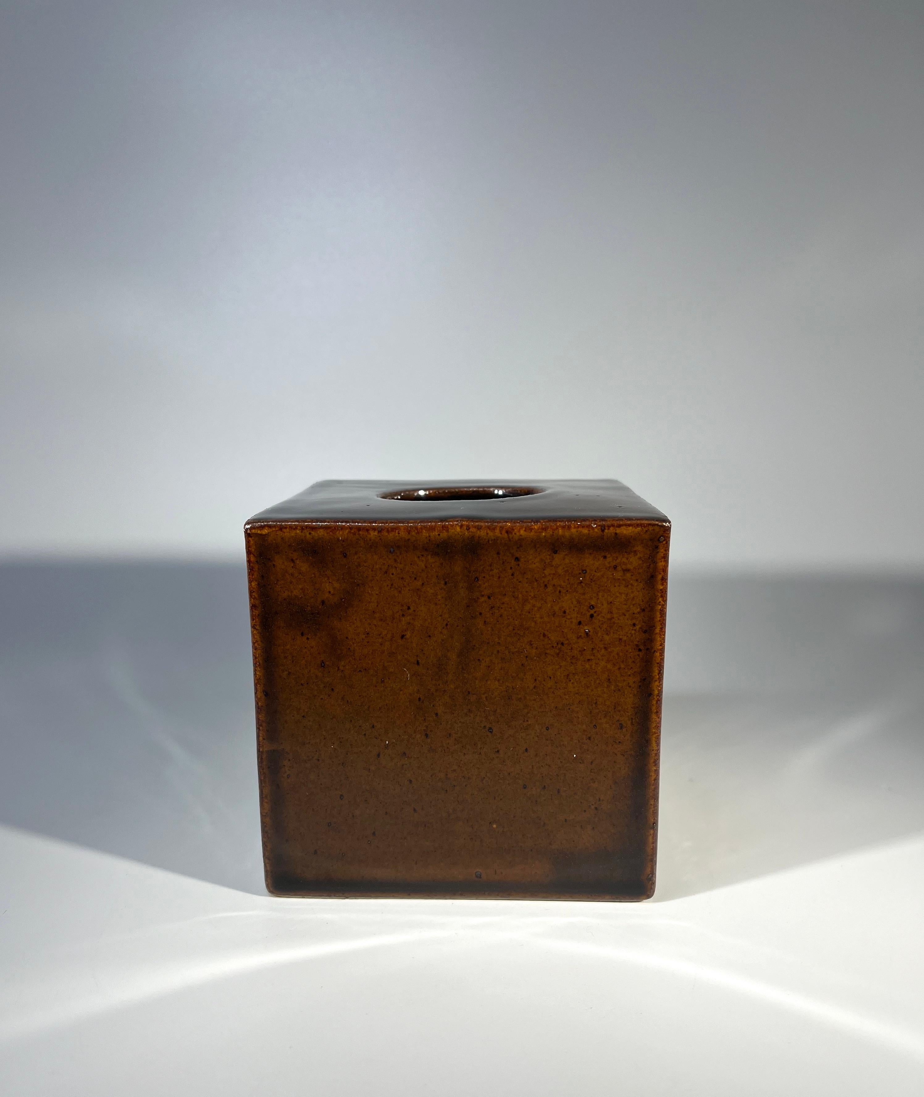 Mid-Century Modern Vase cubique émaillé caramel par Christine Konschak pour Knabstrup, Danemark, c1960 en vente