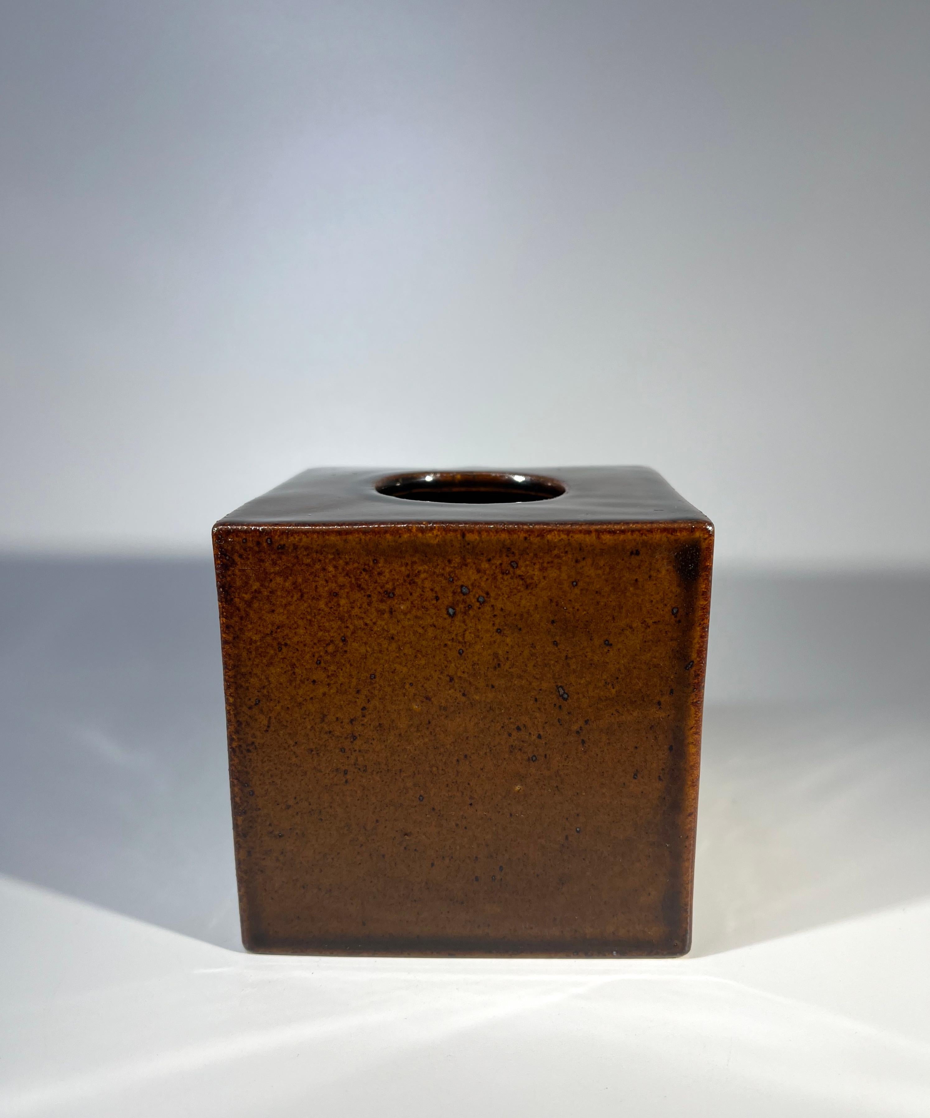 Vernissé Vase cubique émaillé caramel par Christine Konschak pour Knabstrup, Danemark, c1960 en vente
