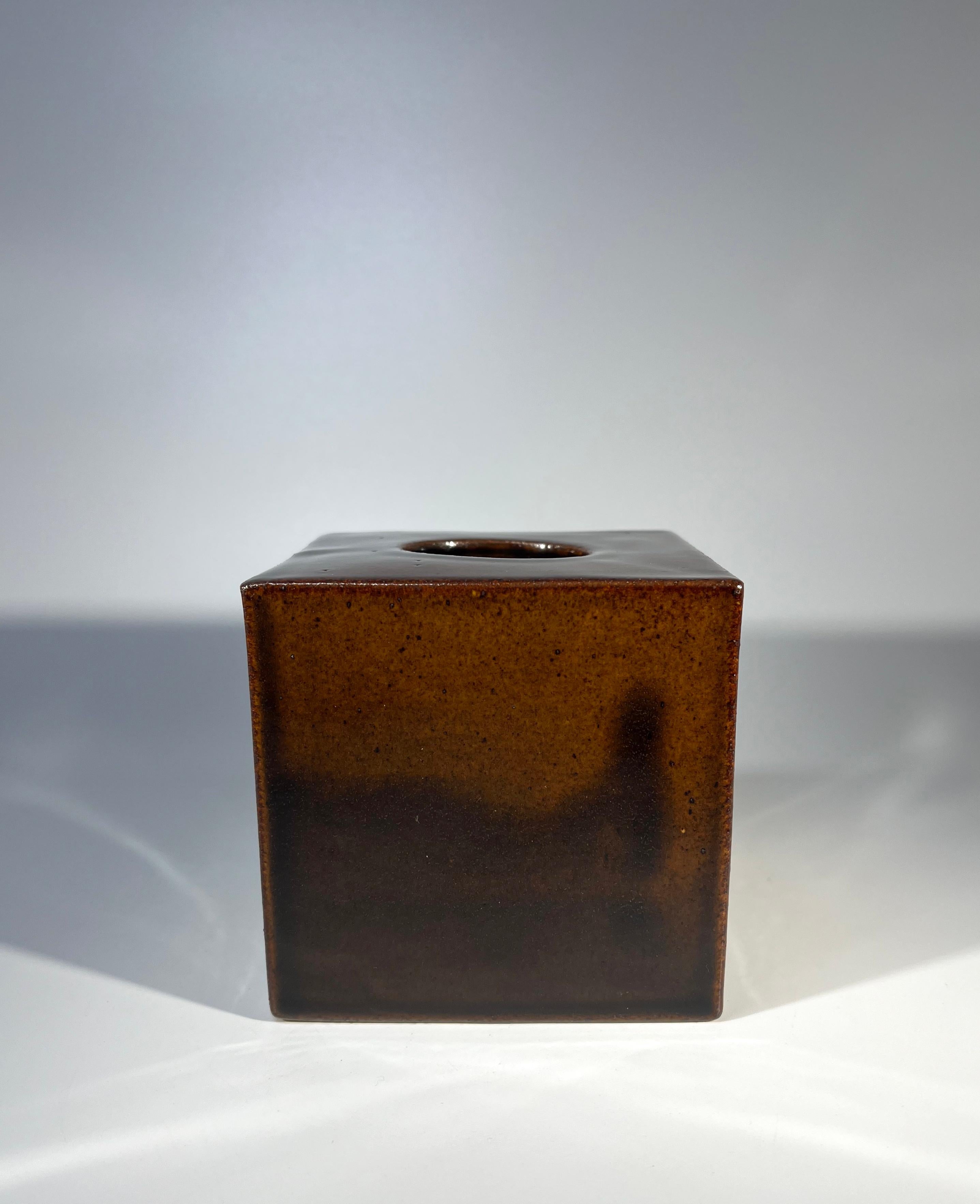 Vase cubique émaillé caramel par Christine Konschak pour Knabstrup, Danemark, c1960 Excellent état - En vente à Rothley, Leicestershire