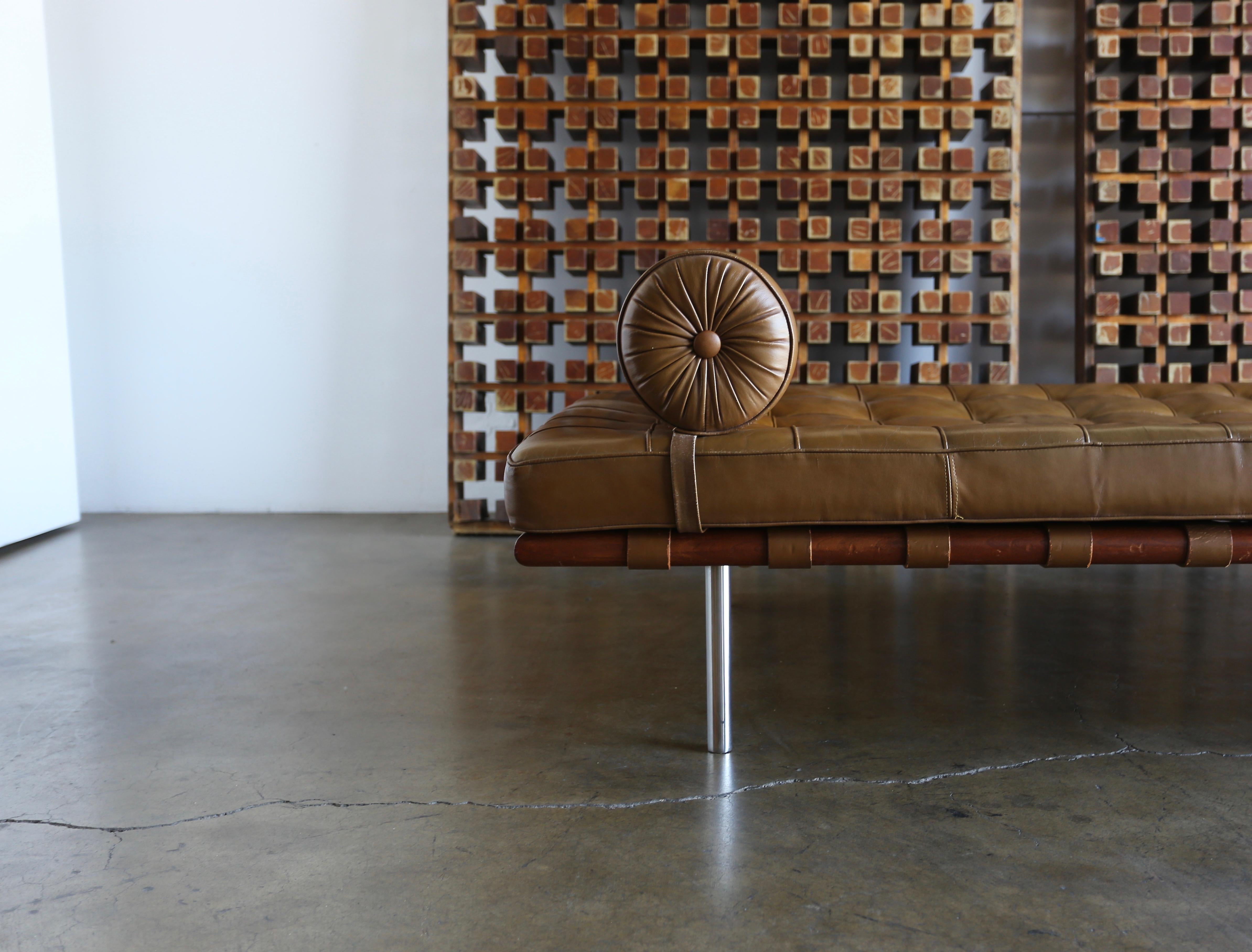 American Caramel Leather and Walnut Daybed by Mies van der Rohe for Knoll, 1974