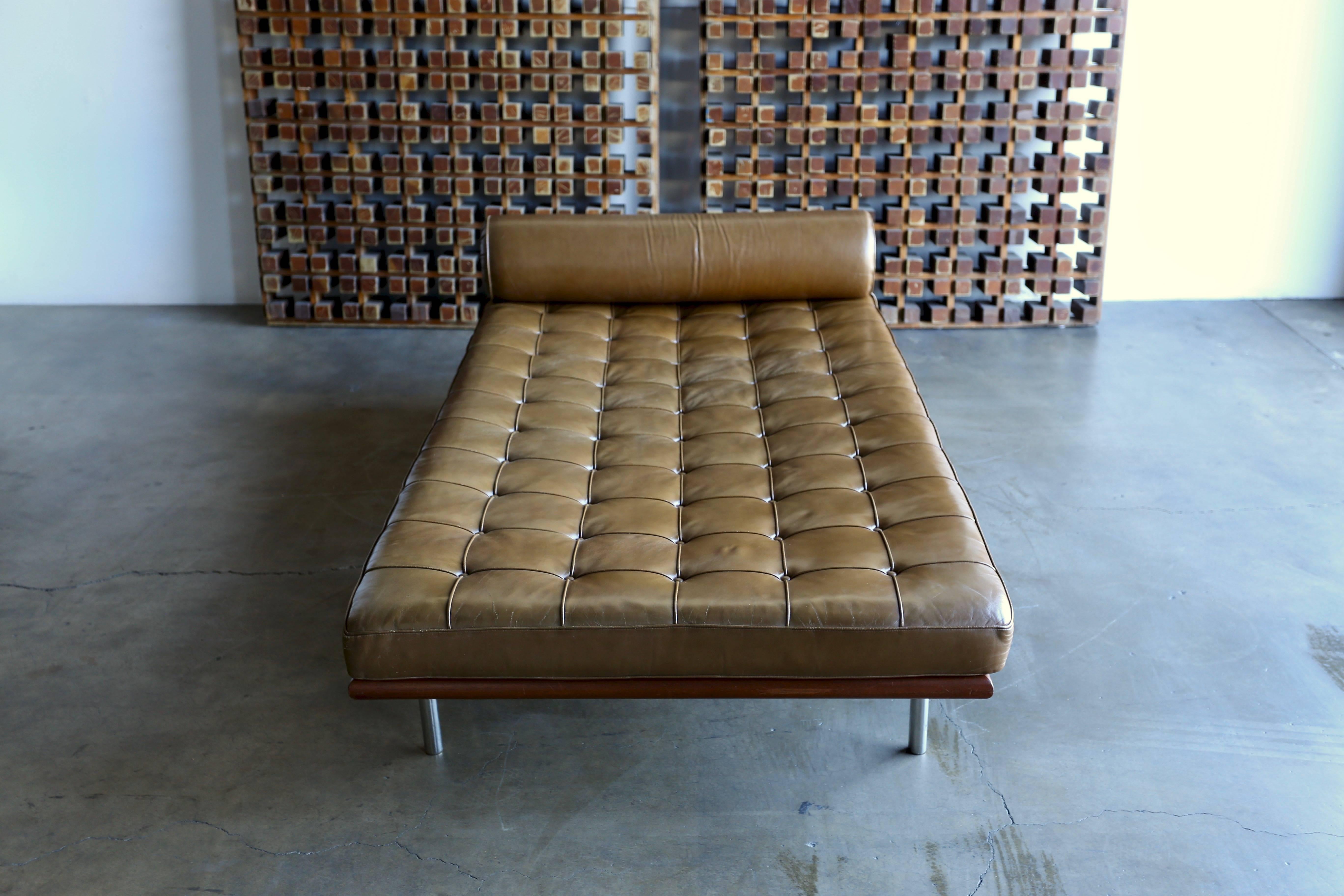 Mid-Century Modern Caramel Leather and Walnut Daybed by Mies van der Rohe for Knoll, 1974