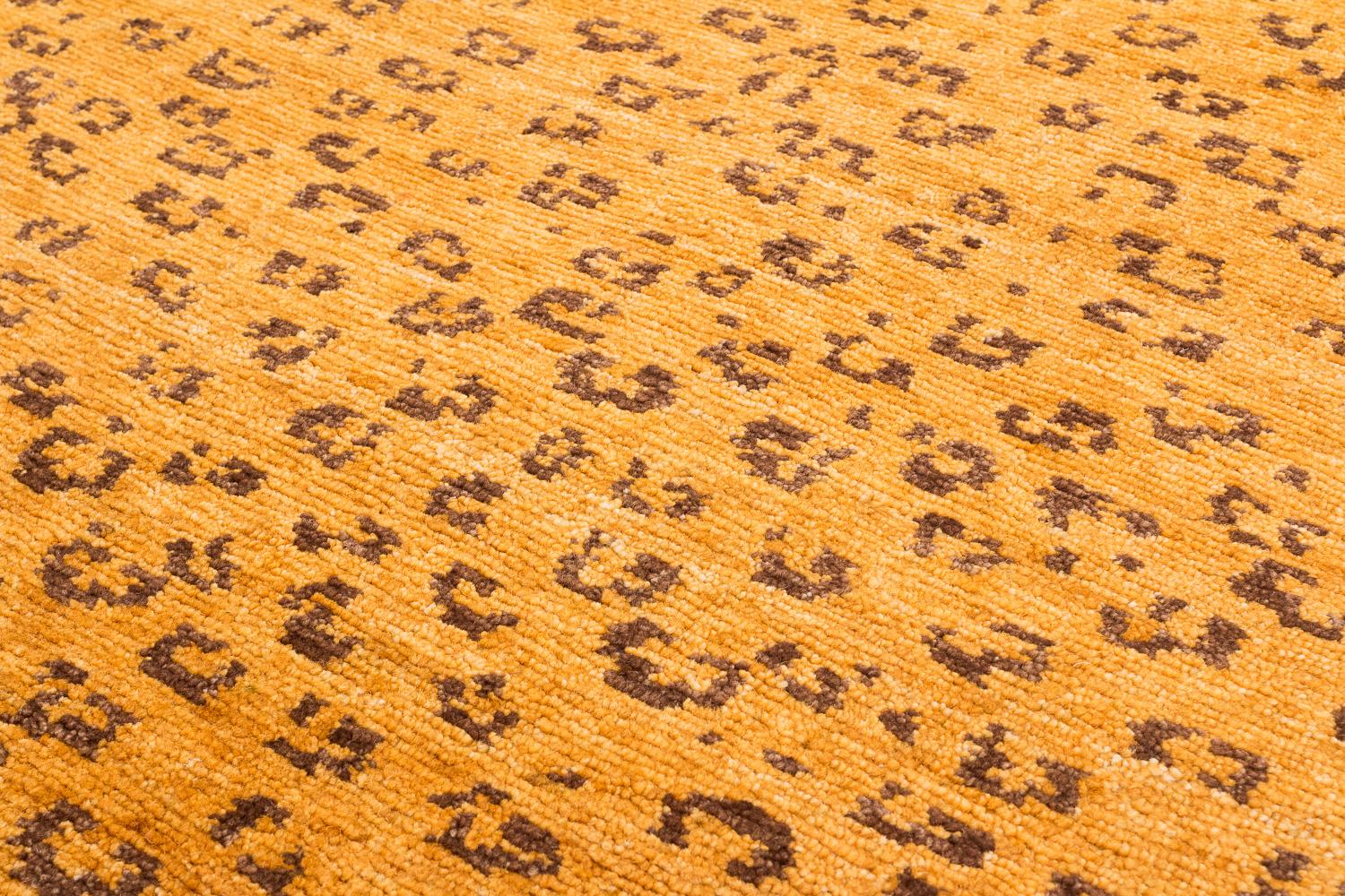 Caramel Leopard Accent Accessory Animal Print Handmade Wool Rug by Joseph Carini in vendita 2