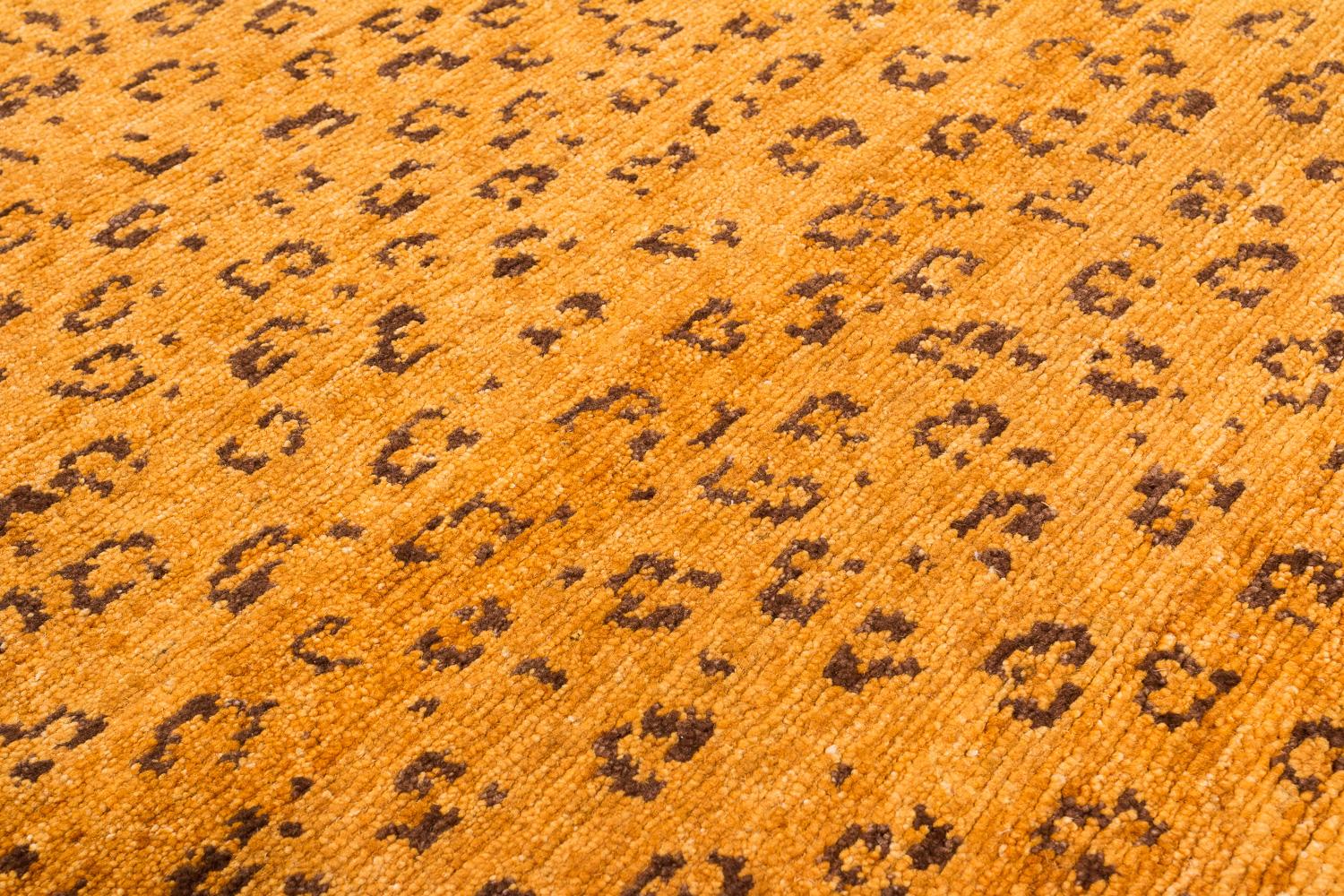 Caramel Leopard Accent Accessory Animal Print Handmade Wool Rug by Joseph Carini in vendita 3
