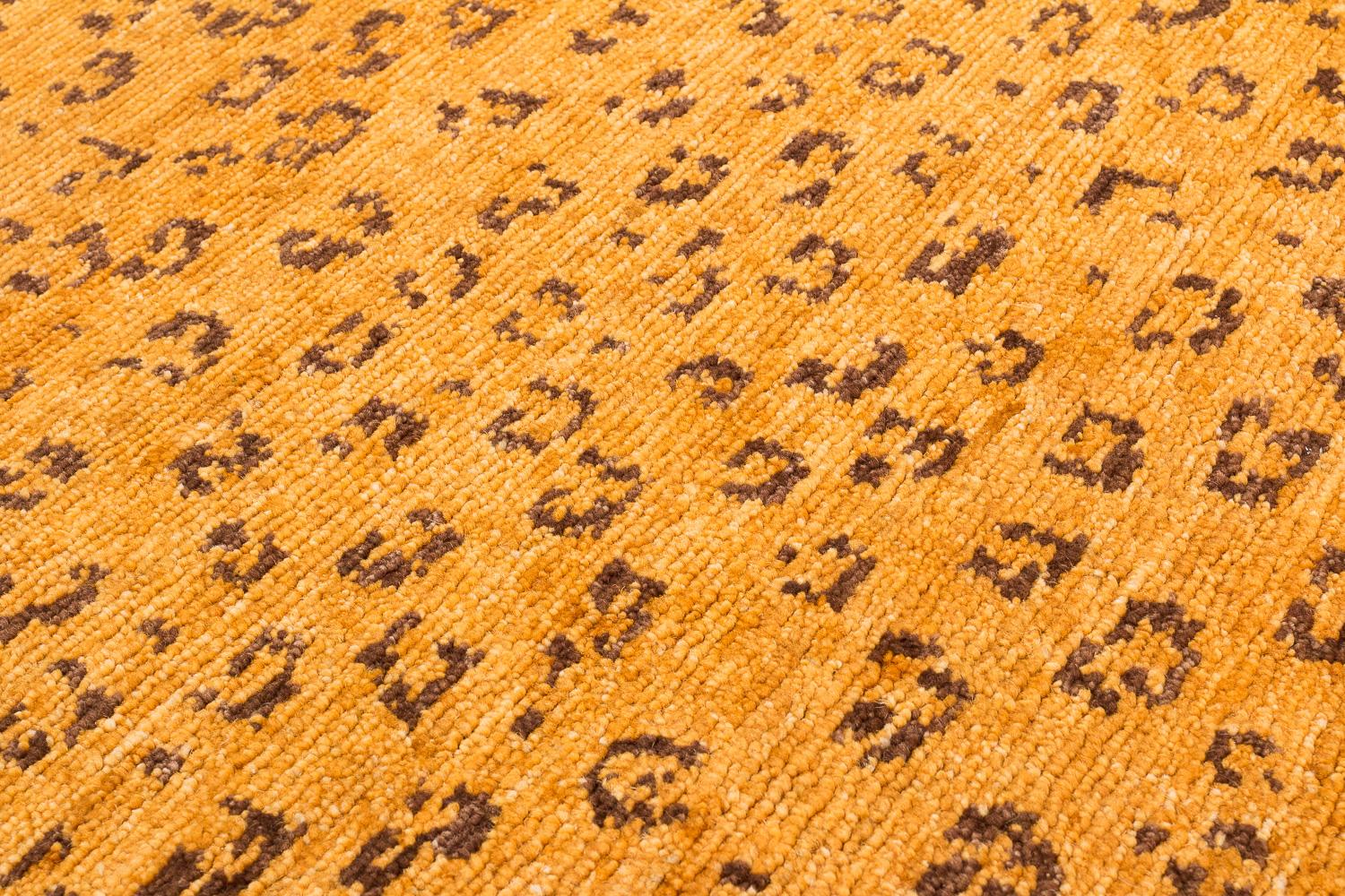 Caramel Leopard Accent Accessory Animal Print Handmade Wool Rug by Joseph Carini in vendita 4