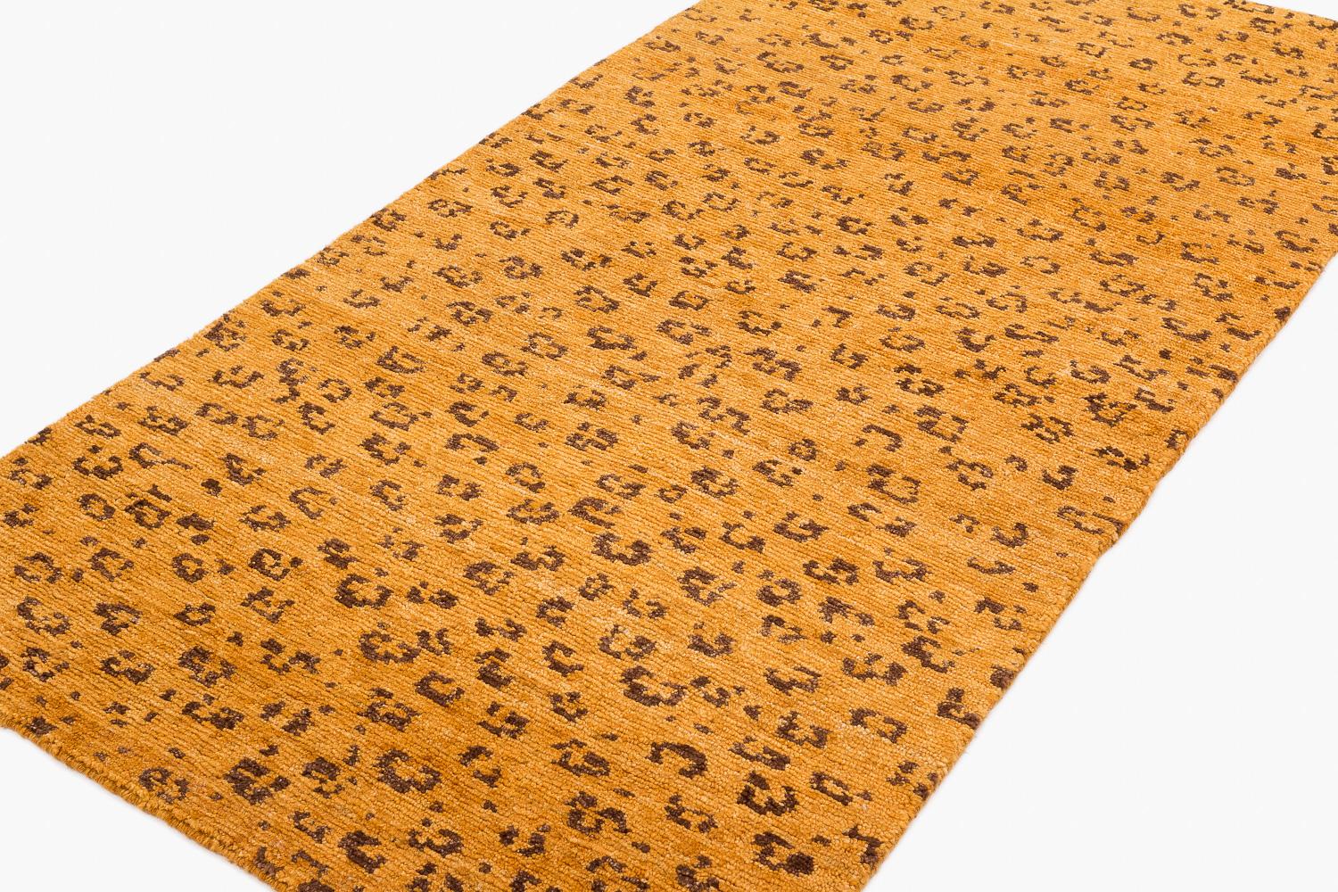 Tintura vegetale Caramel Leopard Accent Accessory Animal Print Handmade Wool Rug by Joseph Carini in vendita