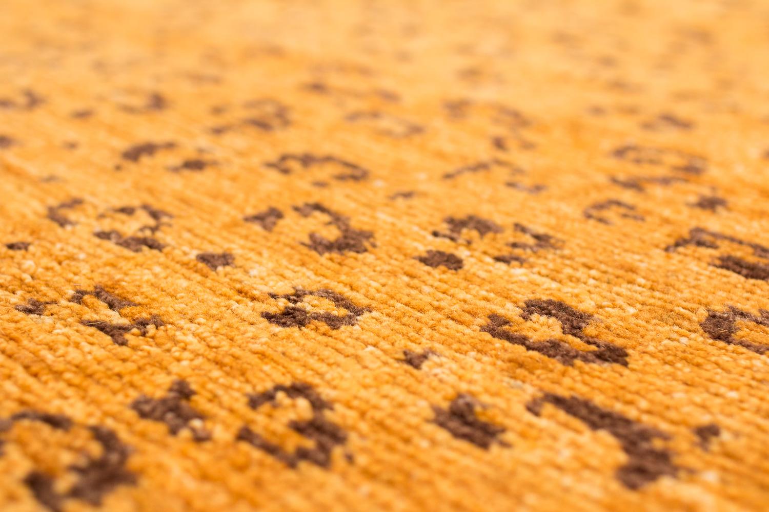 XXI secolo e contemporaneo Caramel Leopard Accent Accessory Animal Print Handmade Wool Rug by Joseph Carini in vendita