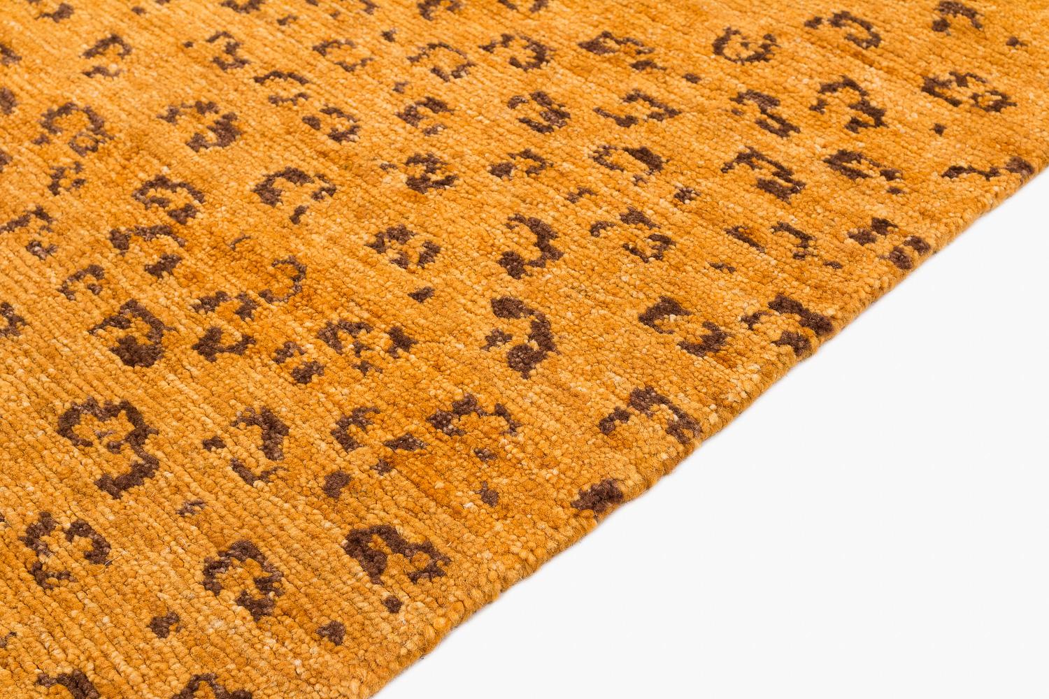 Caramel Leopard Accent Accessory Animal Print Handmade Wool Rug by Joseph Carini in vendita 1